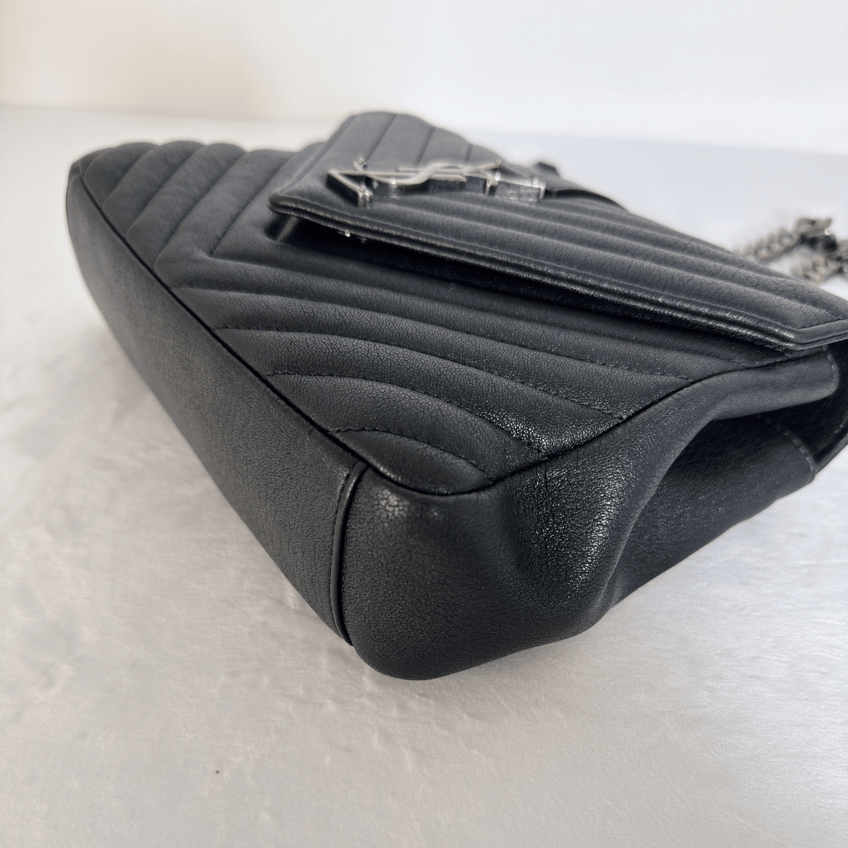 SAINT LAURENT - SAC COLLEGE MEDIUM - CUIR MATELASSE NOIR EFFET VIEILLI - QUINCAILLERIE ARGENT VIEILLI