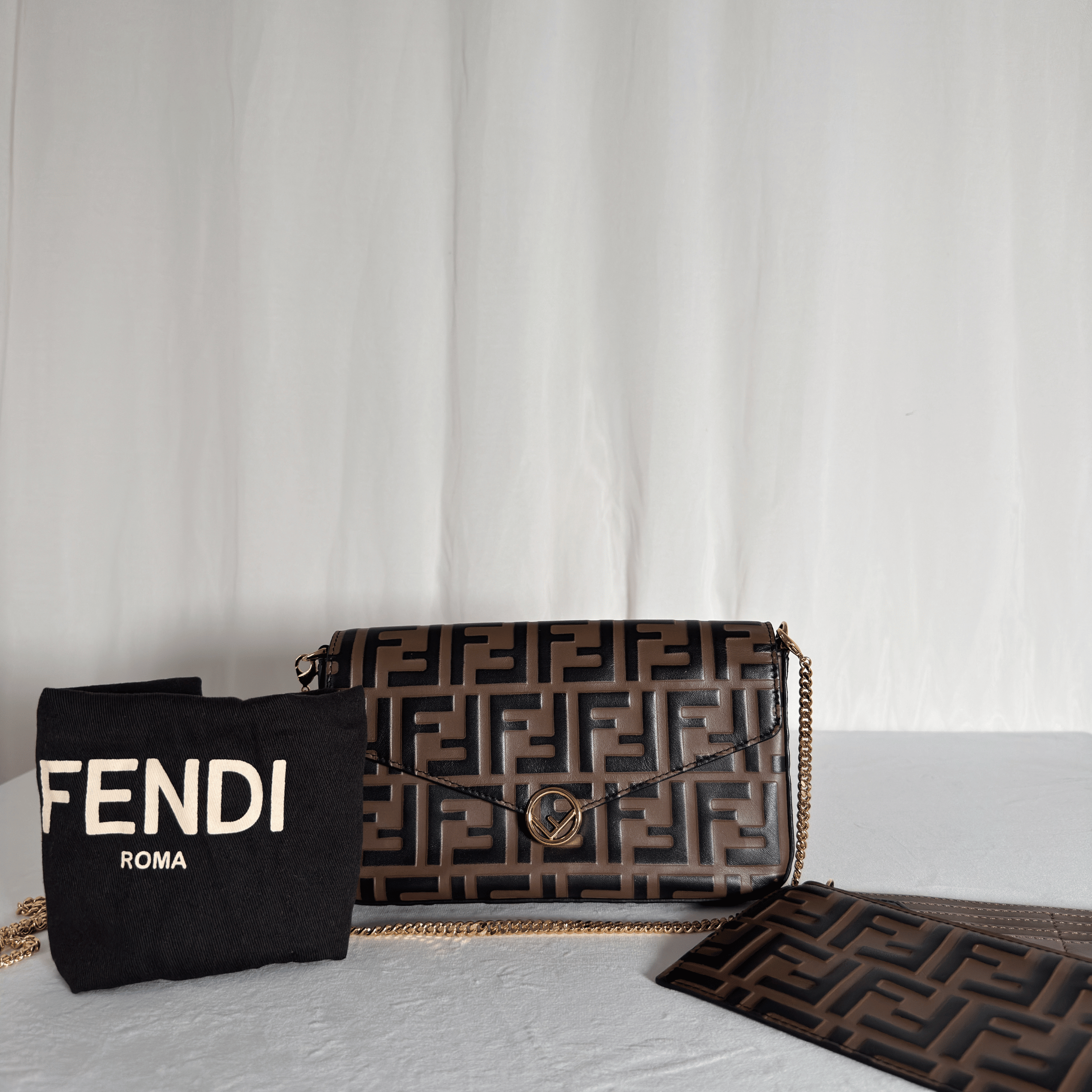 POCHETTE WALLET ON CHAIN FENDI - CUIR NAPPA EMBOSSÉ FF NOIR/TABAC
