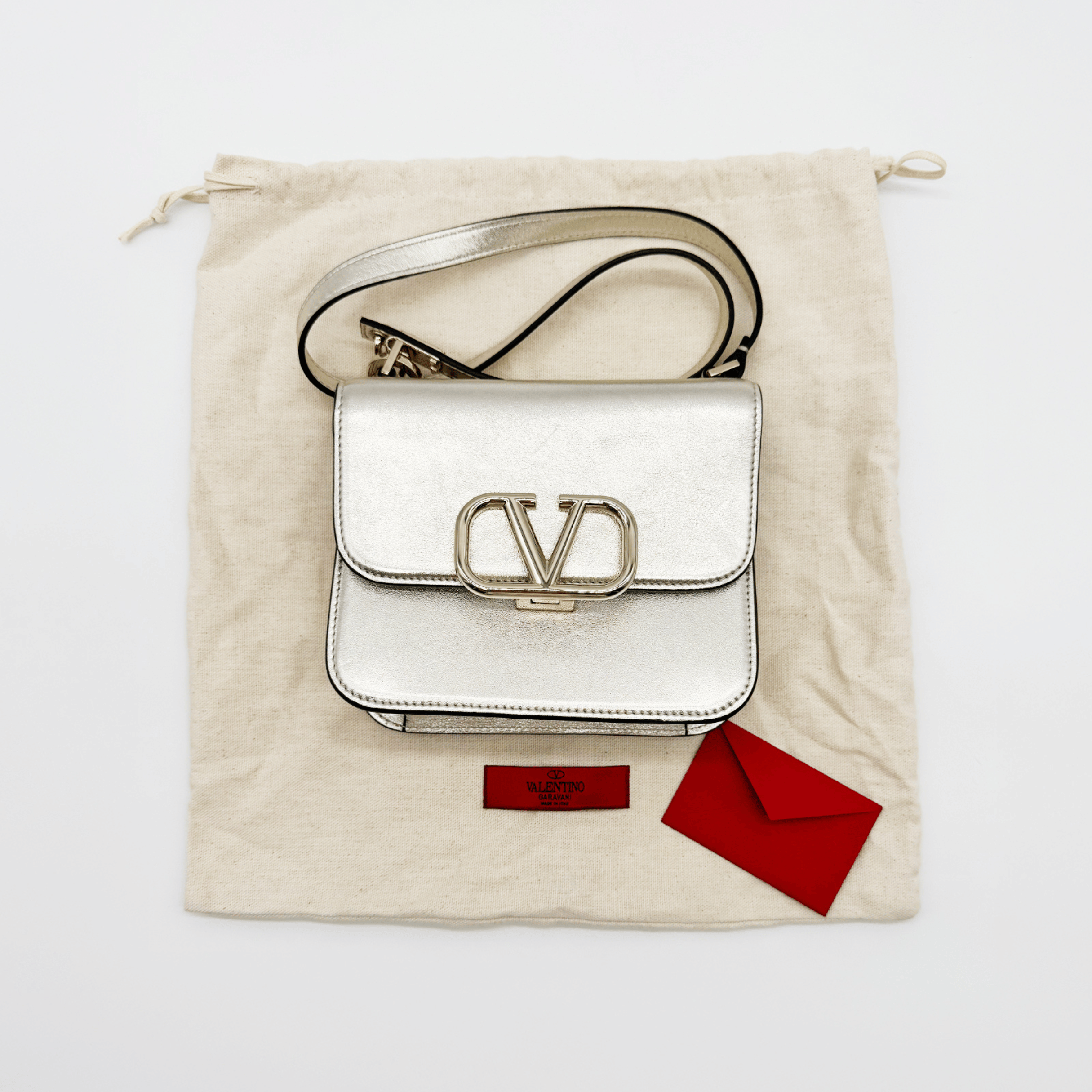 SAC VALENTINO GARAVANI VSLING SMALL EN CUIR GRAINÉ MÉTALLISÉ ARGENTÉ