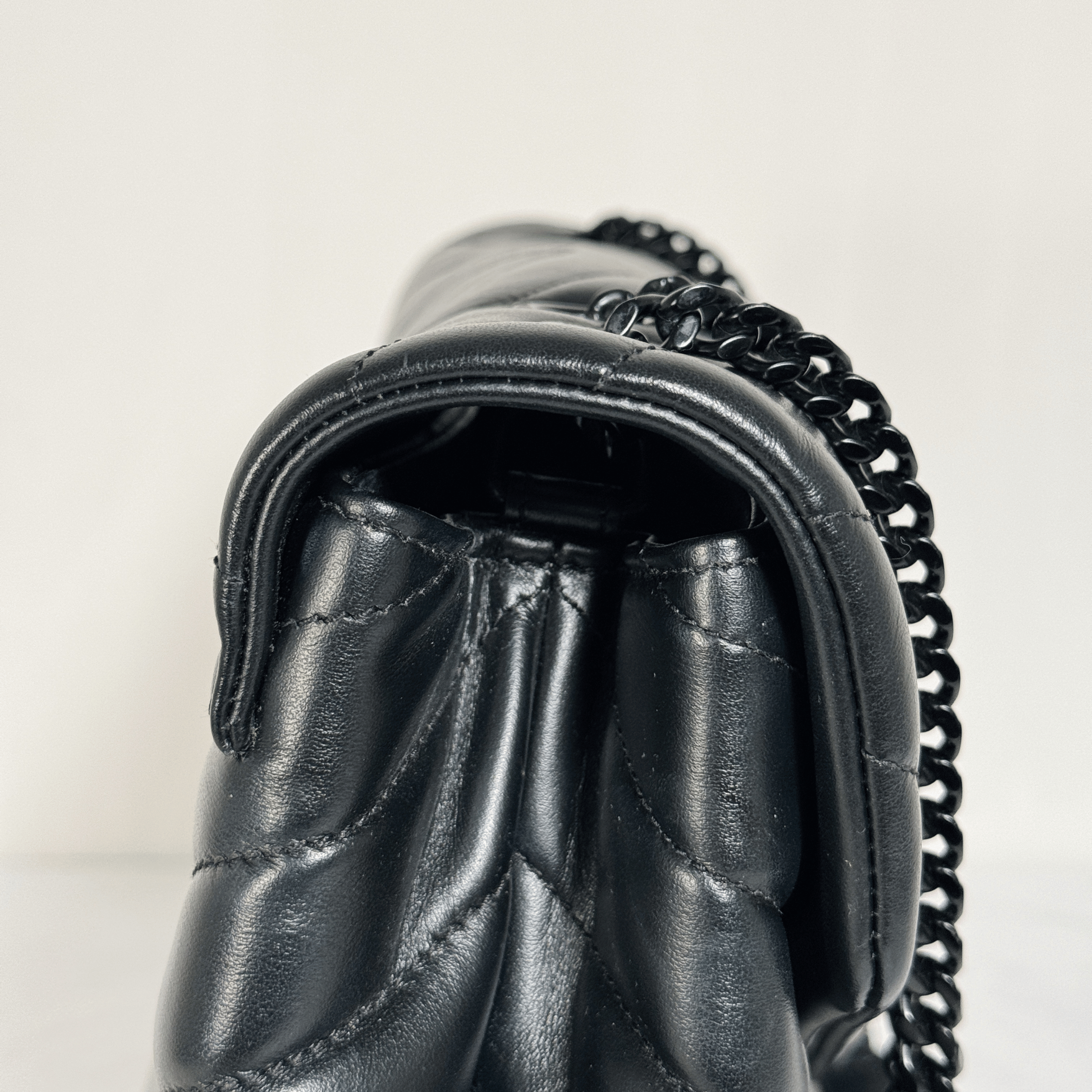SAINT LAURENT - SAC LOULOU MOYEN - CUIR D'AGNEAU MATELASSÉ NOIR - BIJOUTERIE NOIRE