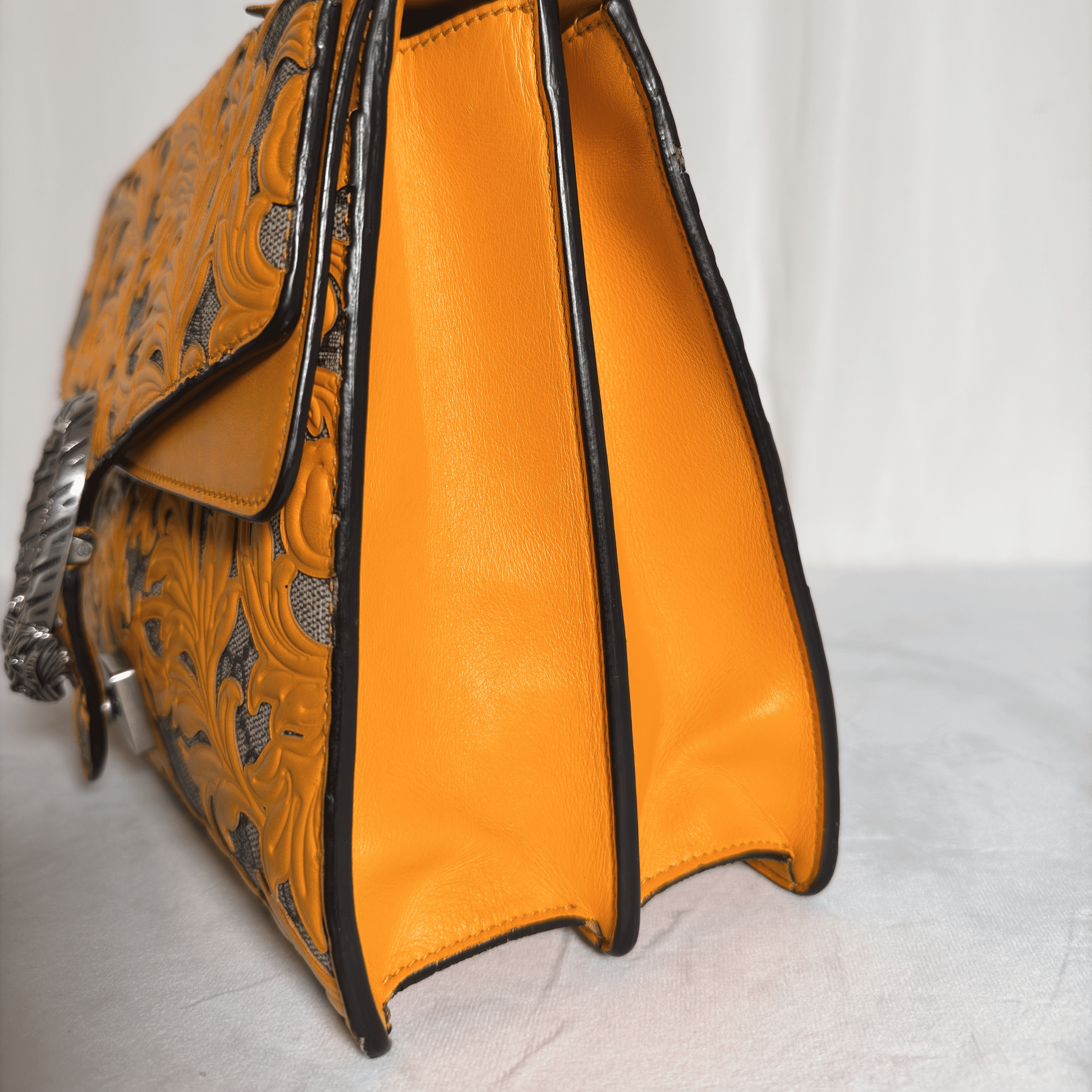 GUCCI - SAC DIONYSUS MEDIUM - TOILE GG SUPREME - ARABESQUES CUIR OCRE - ÉDITION LIMITÉE - La Belle Boutique