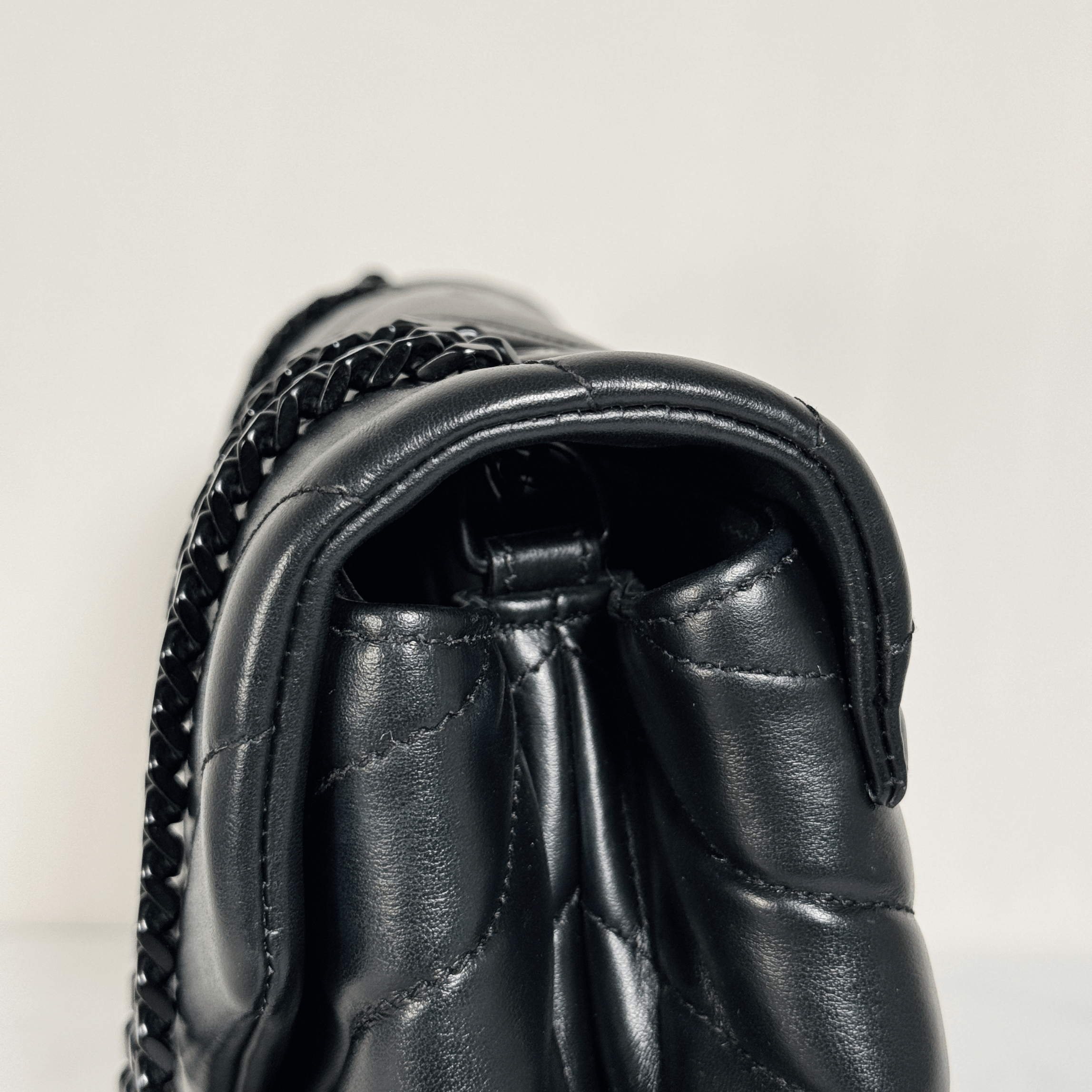 SAINT LAURENT - SAC LOULOU MOYEN - CUIR D'AGNEAU MATELASSÉ NOIR - BIJOUTERIE NOIRE