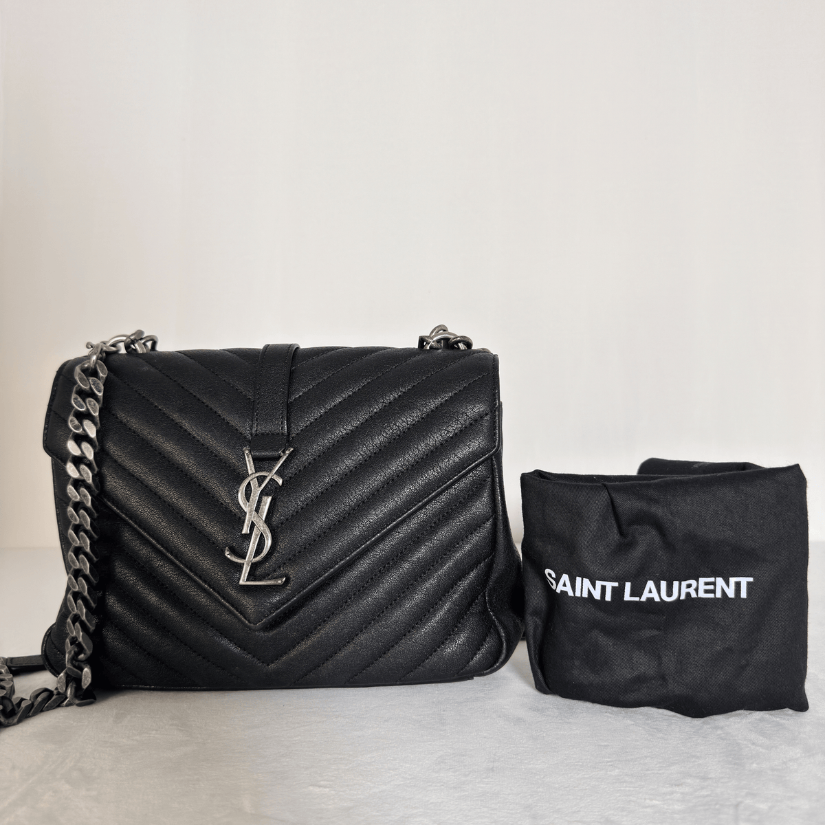 SAINT LAURENT - SAC COLLEGE MEDIUM - CUIR MATELASSE NOIR EFFET VIEILLI - QUINCAILLERIE ARGENT VIEILLI