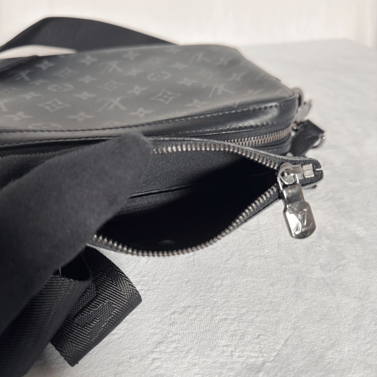 LOUIS VUITTON - TRIO MESSENGER - TOILE MONOGRAM ECLIPSE
