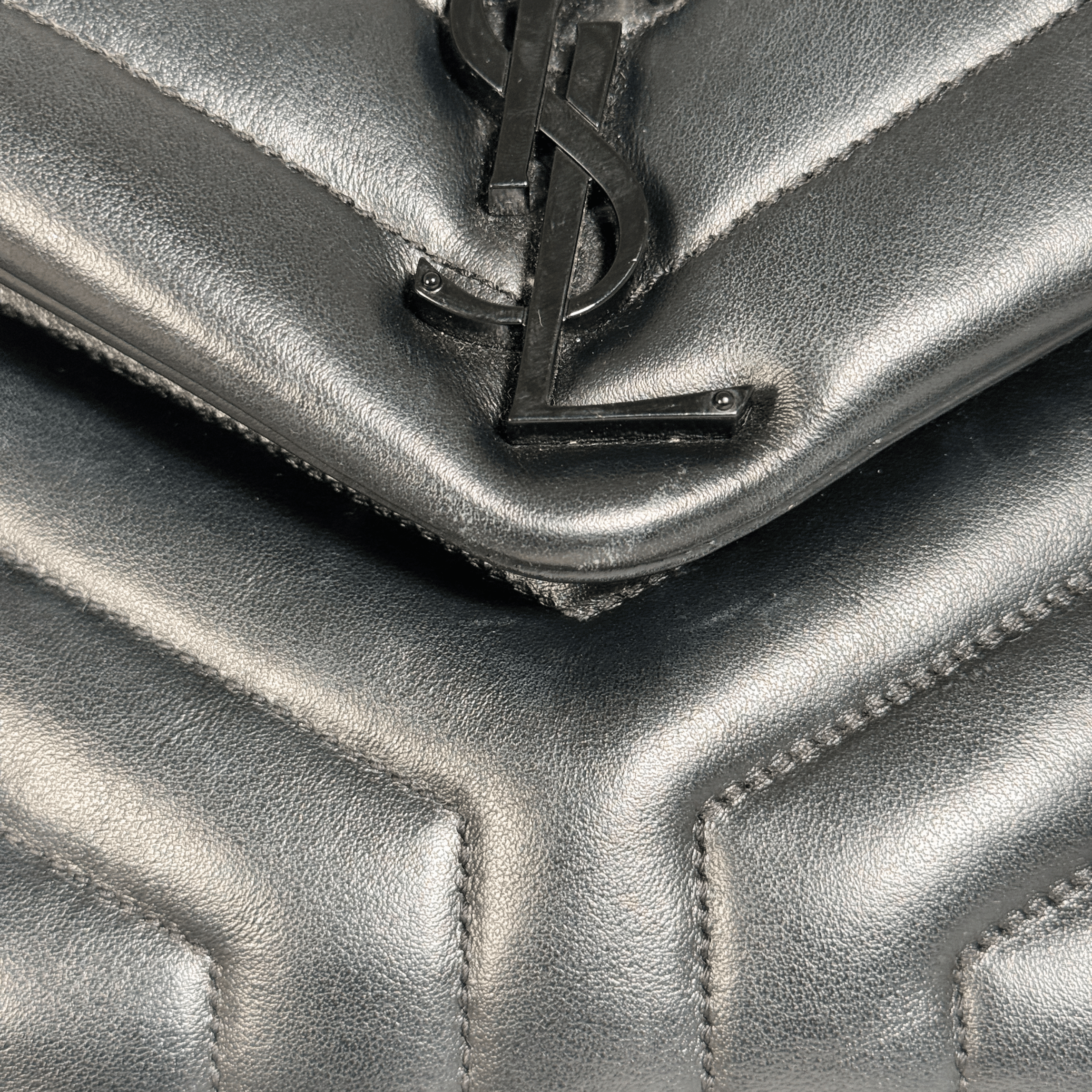 SAINT LAURENT - SAC LOULOU MOYEN - CUIR D'AGNEAU MATELASSÉ NOIR - BIJOUTERIE NOIRE