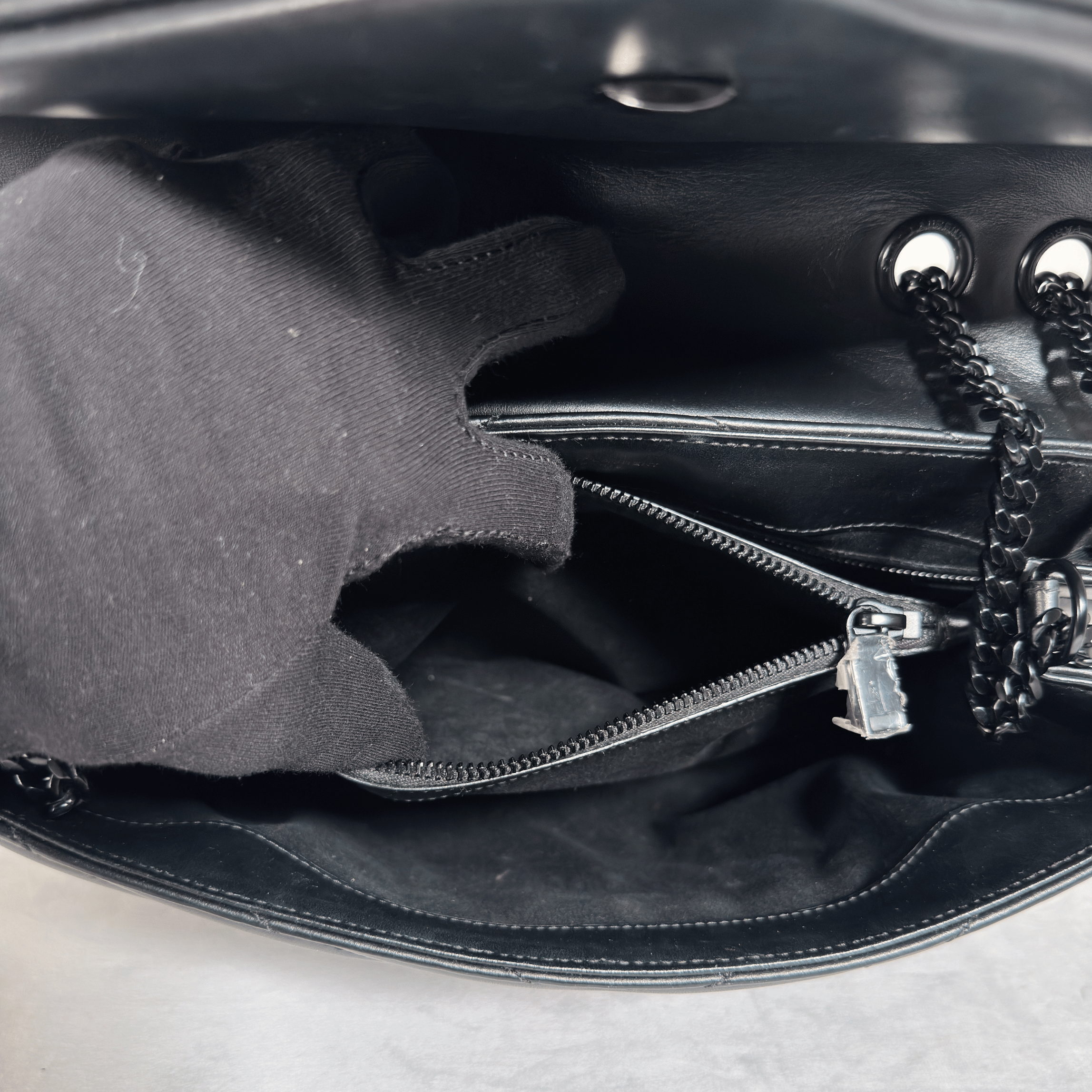 SAINT LAURENT - SAC LOULOU MOYEN - CUIR D'AGNEAU MATELASSÉ NOIR - BIJOUTERIE NOIRE