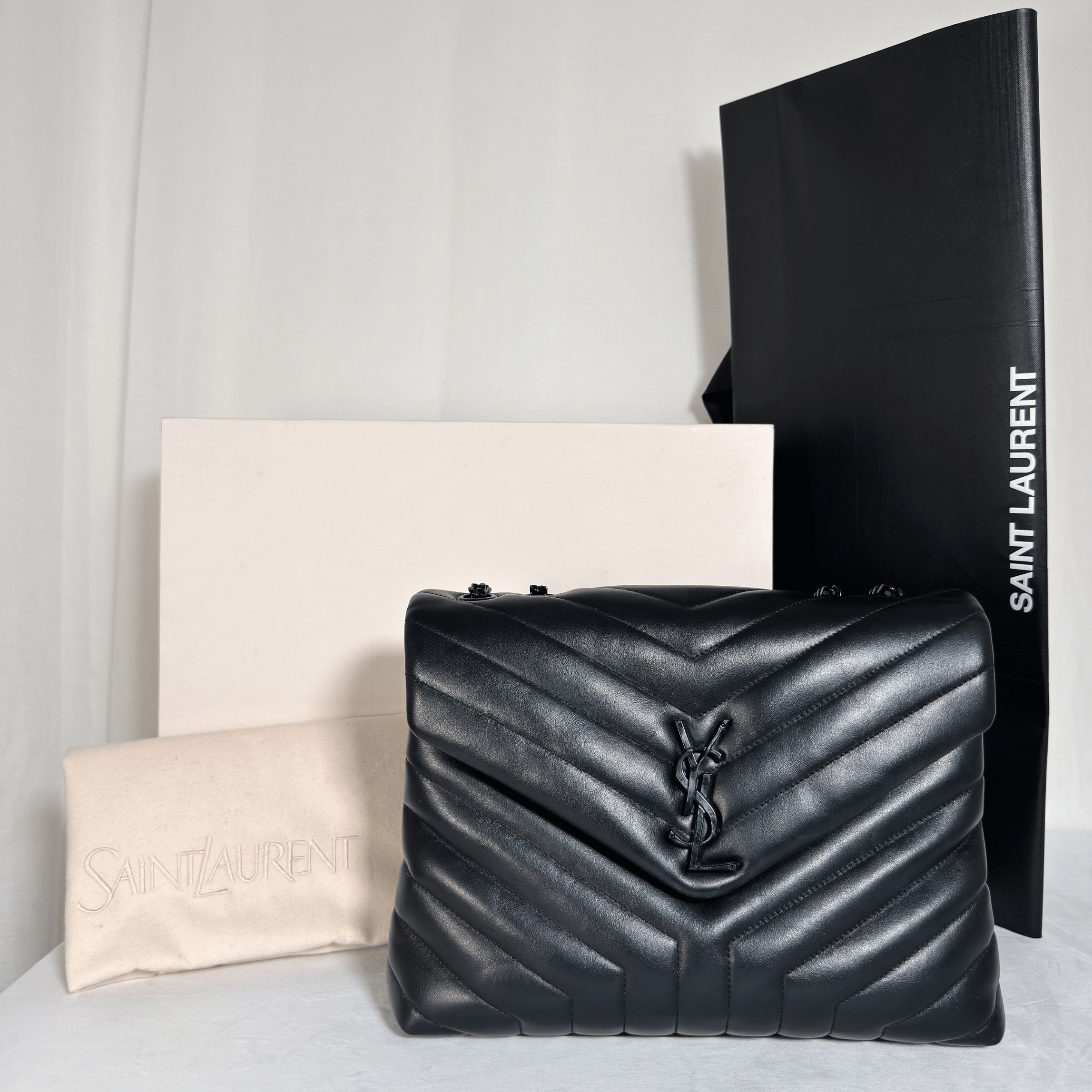 SAINT LAURENT - SAC LOULOU MOYEN - CUIR D'AGNEAU MATELASSÉ NOIR - BIJOUTERIE NOIRE