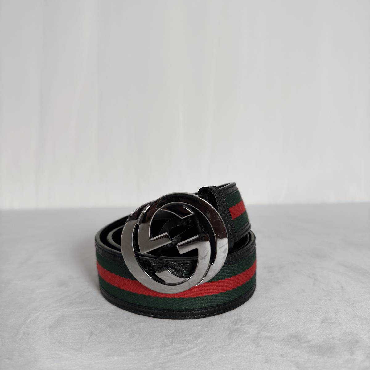 GUCCI - CEINTURE  BOUCLE G ENTRELACES - SANGLE WEB VERT ET ROUGE - CUIR NOIR - TAILLE 85
