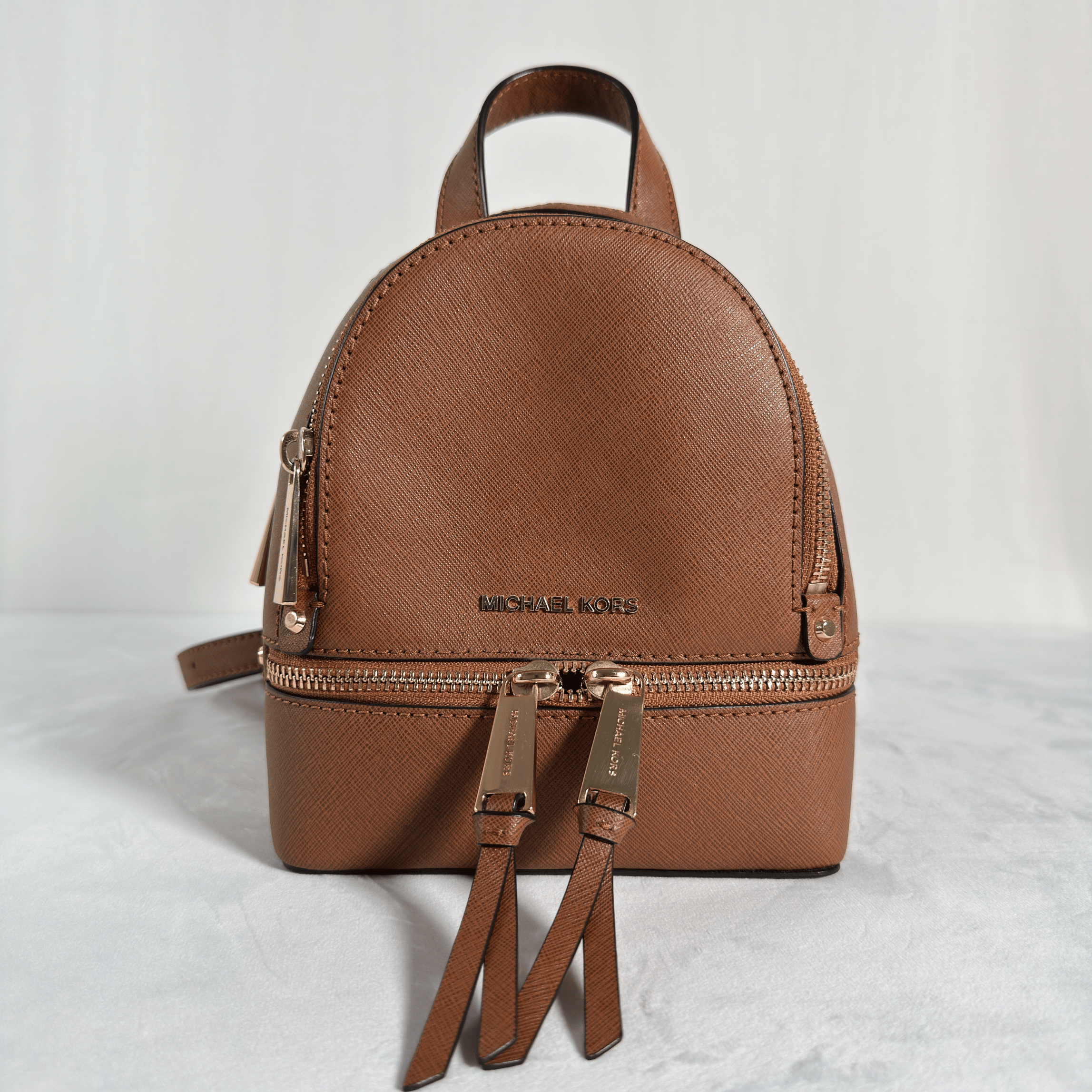 MICHAEL KORS - RHEA XTRA SMALL BACKPACK CONVERTIBLE - CUIR SAFFIANO CAMEL