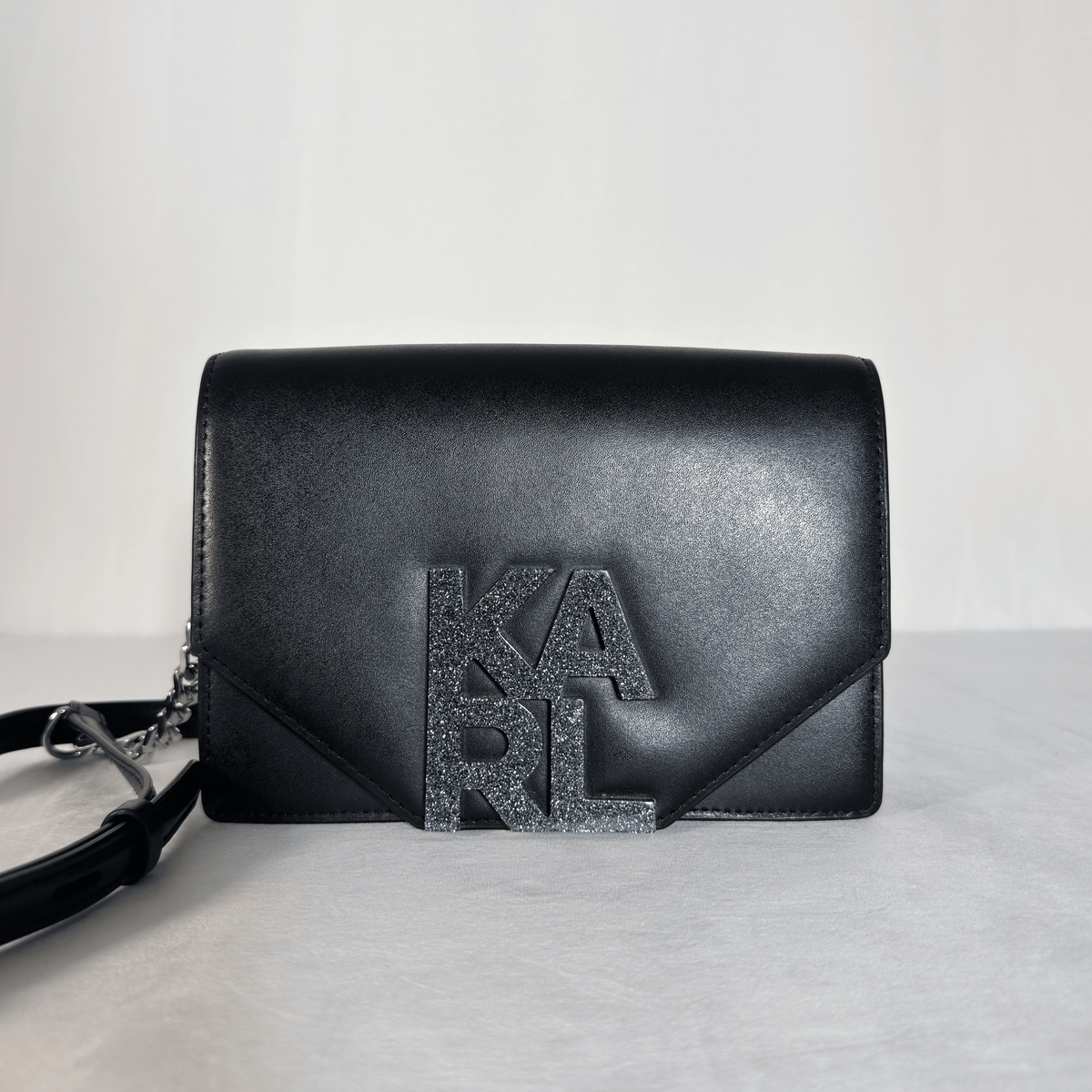 KARL LAGERFELD - SAC BANDOULIERE - CUIR LISSE NOIR - LOGO KARL PAILLETE