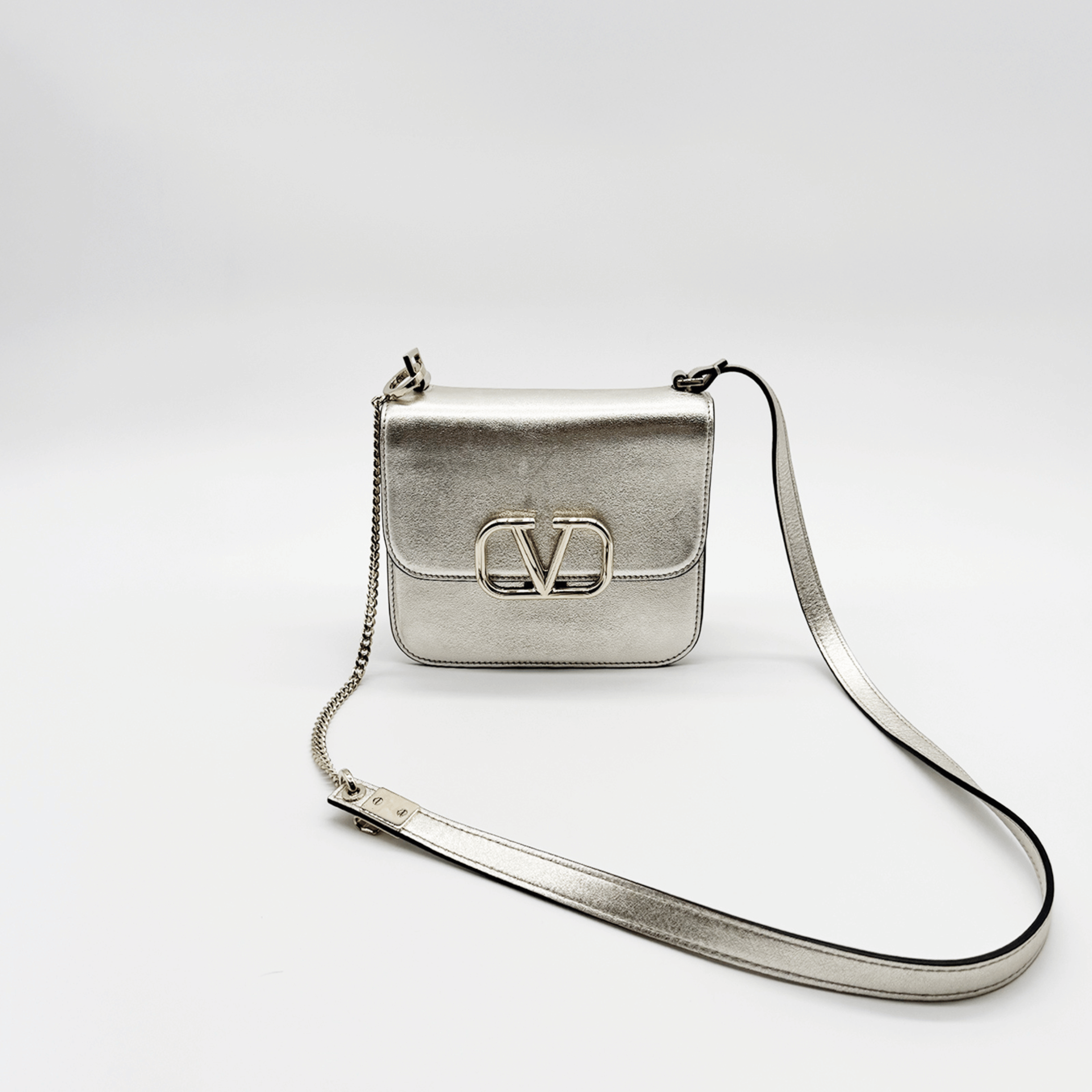 SAC VALENTINO GARAVANI VSLING SMALL EN CUIR GRAINÉ MÉTALLISÉ ARGENTÉ