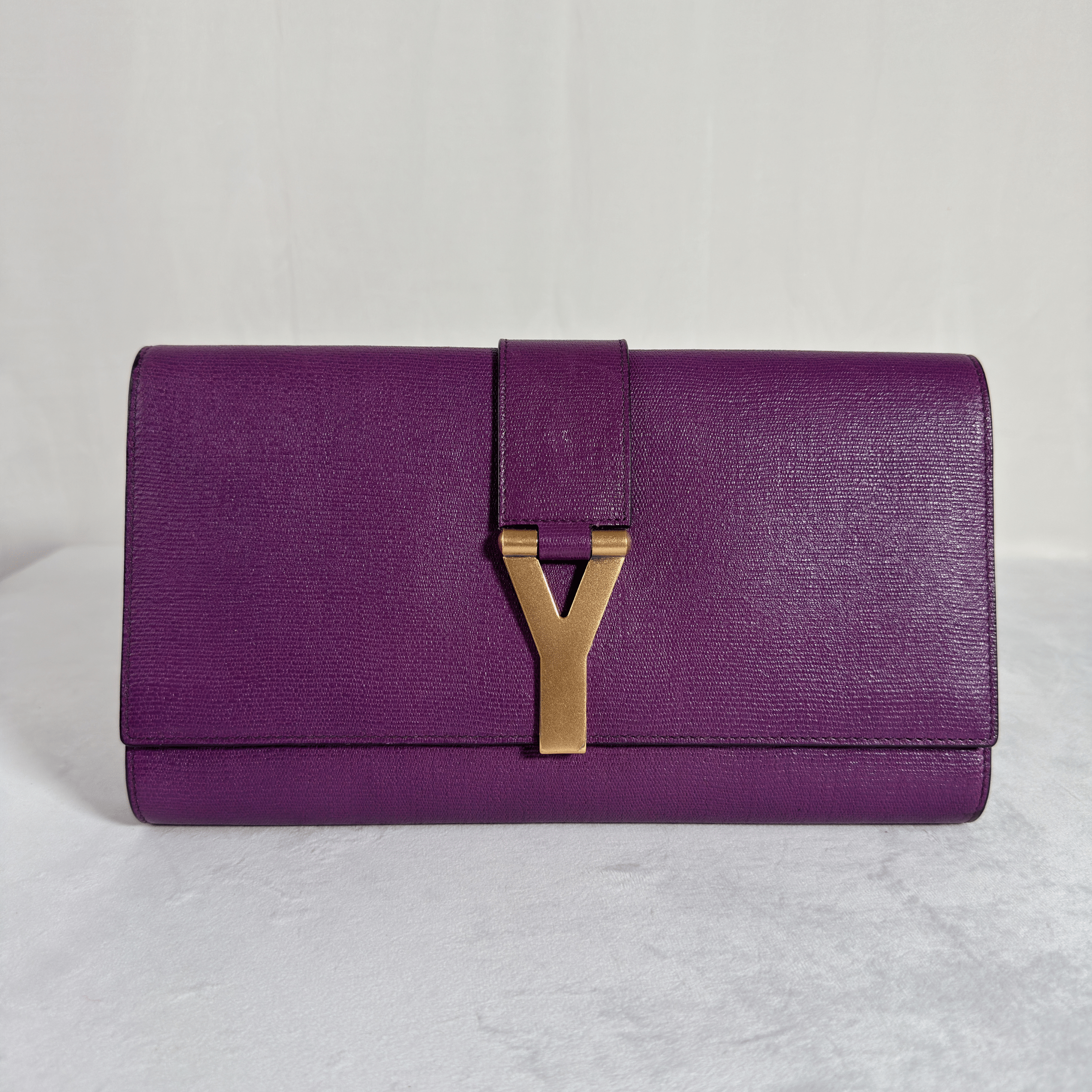 POCHETTE CLUTCH YVES SAINT LAURENT CHYC LIGNE Y - CUIR TEXTURE VIOLET - La Belle Boutique