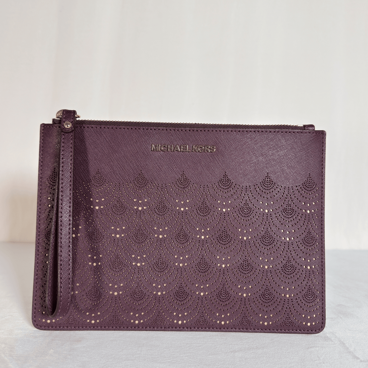 MICHAEL KORS - POCHETTE JET SET TRAVEL - CUIR SAFFIANO AJOURE VIOLET PRUNE