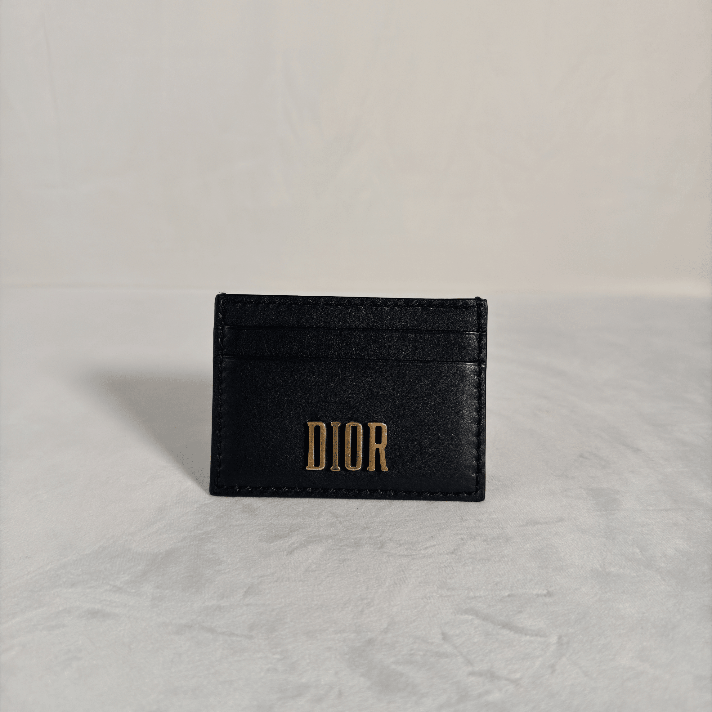 PORTE - CARTE CHRISTIAN DIOR - CUIR LISSE NOIR - LETTRES DIOR DOREES - La Belle Boutique