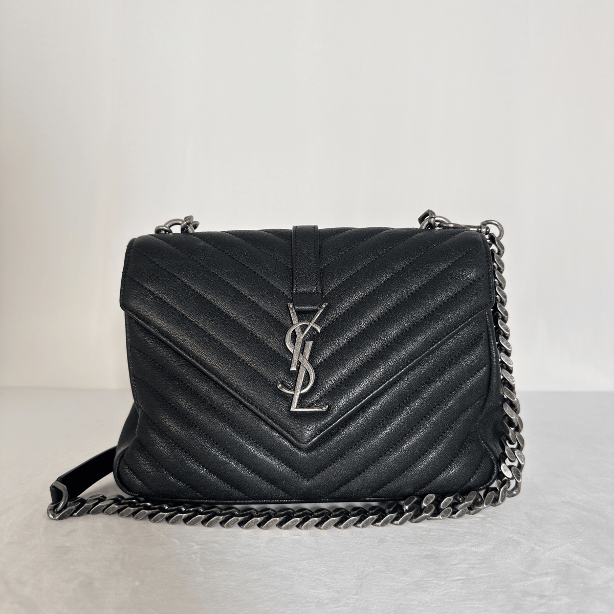 SAINT LAURENT - SAC COLLEGE MEDIUM - CUIR MATELASSE NOIR EFFET VIEILLI - QUINCAILLERIE ARGENT VIEILLI