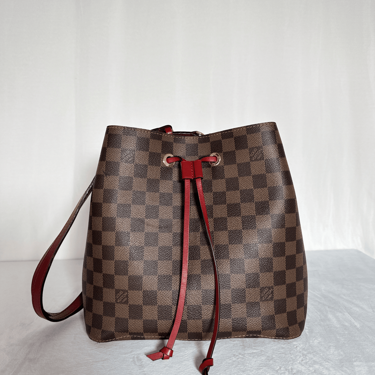 LOUIS VUITTON - NEO NOE MM - TOILE DAMIER EBENE - GARNITURE ROUGE