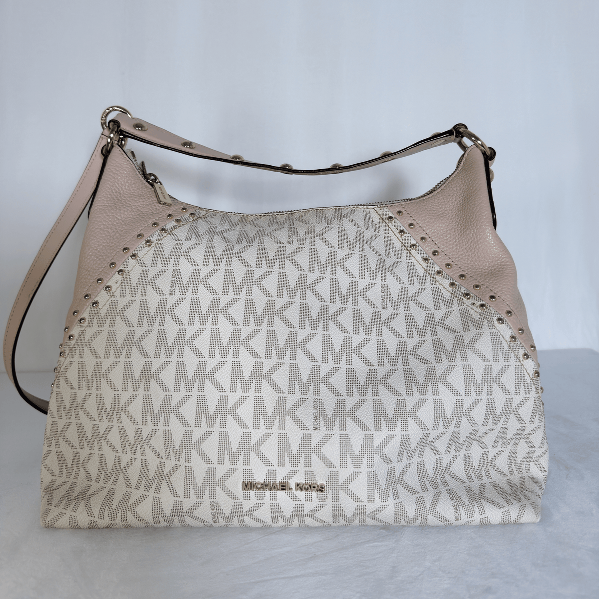 MICHAEL KORS - ARIA - TOILE MONOGRAMME VANILLE ET CUIR ROSE POUDRE - CLOUTE