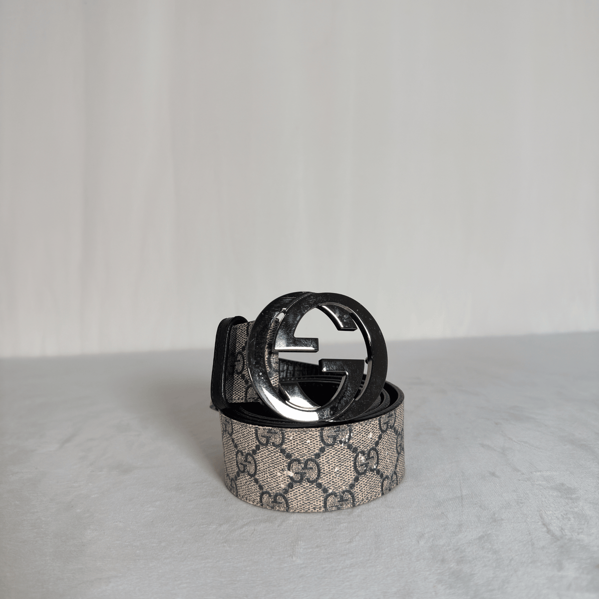 GUCCI - CEINTURE BOUCLE G ENTRELACES - TOILE GG SUPREME BEIGE ET BLEU - CUIR BLEU MARINE - TAILLE 90