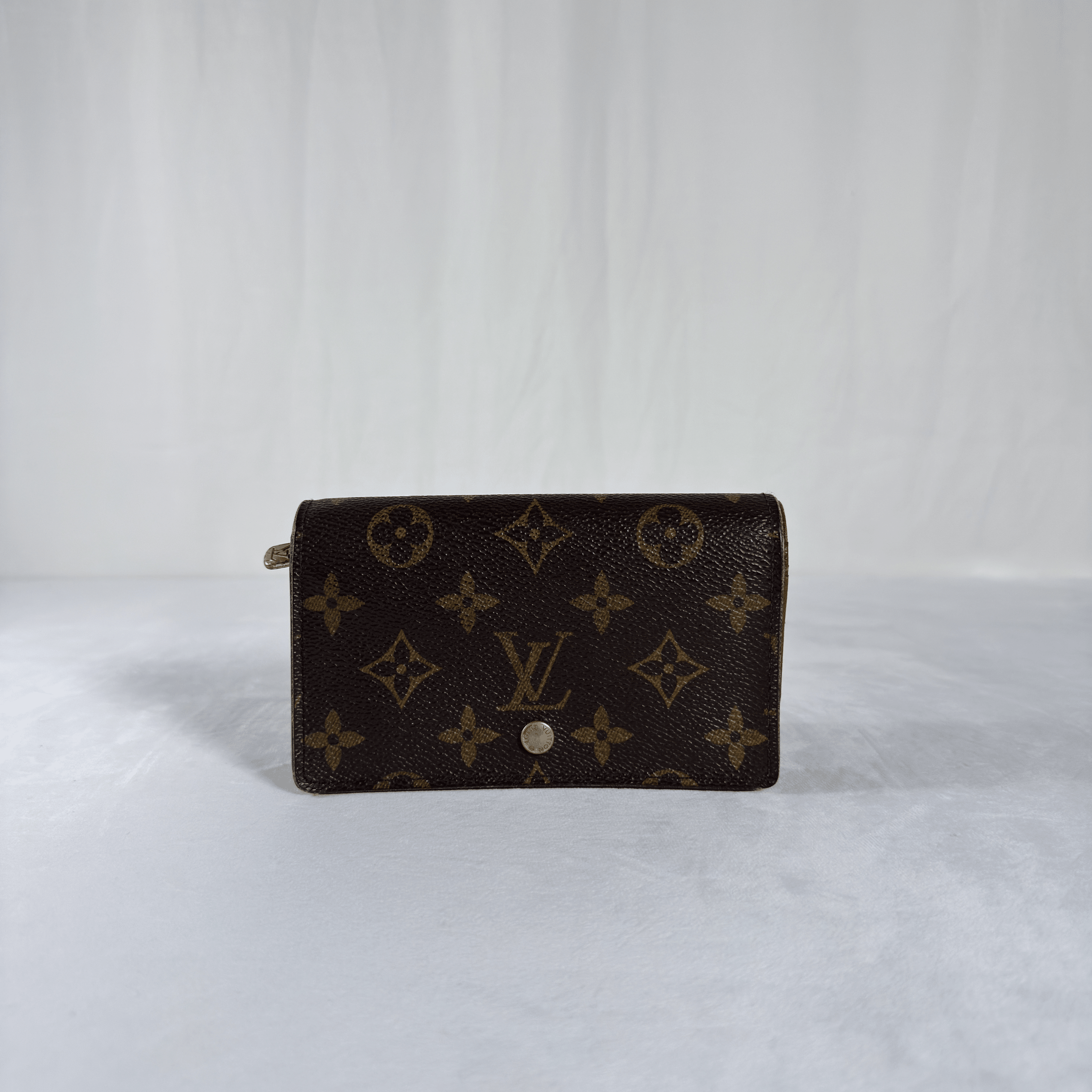 PORTEFEUILLE COMPACT ZIPPE TRESOR LOUIS VUITTON - TOILE MONOGRAMME VINTAGE - La Belle Boutique