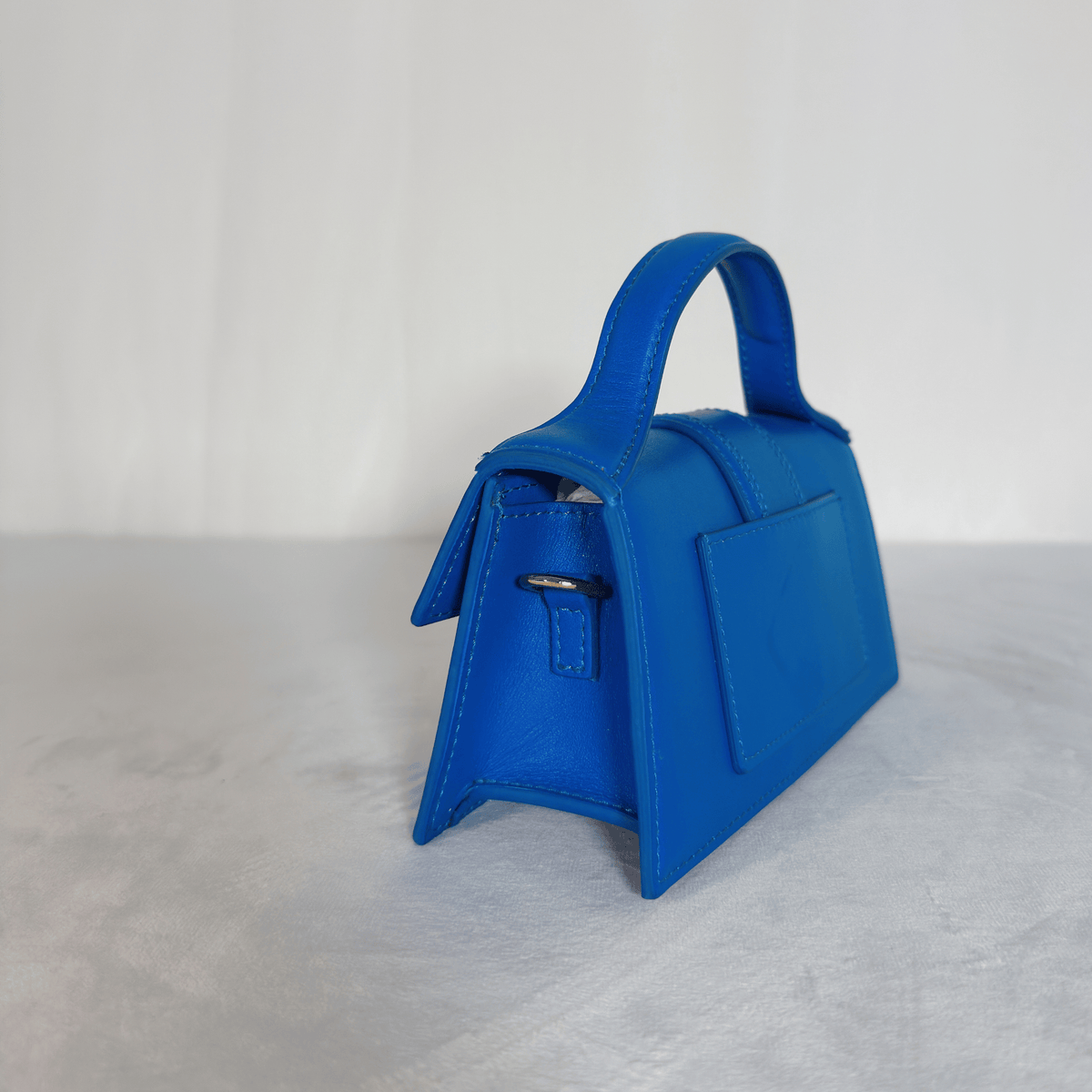 JACQUEMUS - LE BAMBINO - CUIR LISSE BLEU ELECTRIQUE - BANDOULIERE AMOVIBLE