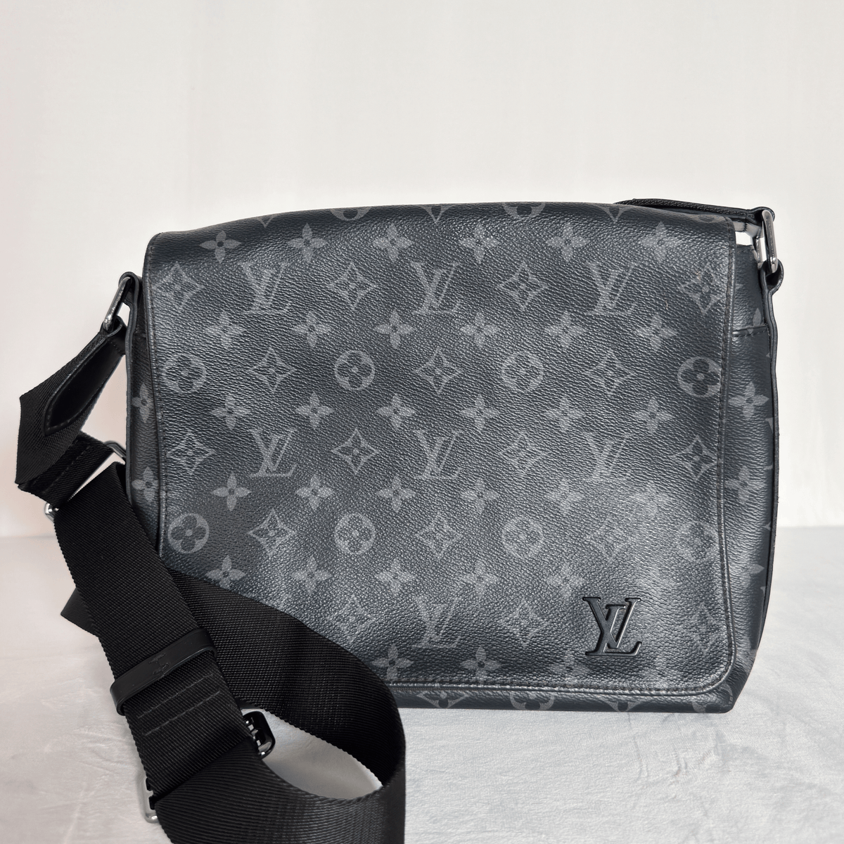 LOUIS VUITTON - DISTRICT PM - TOILE MONOGRAM ECLIPSE