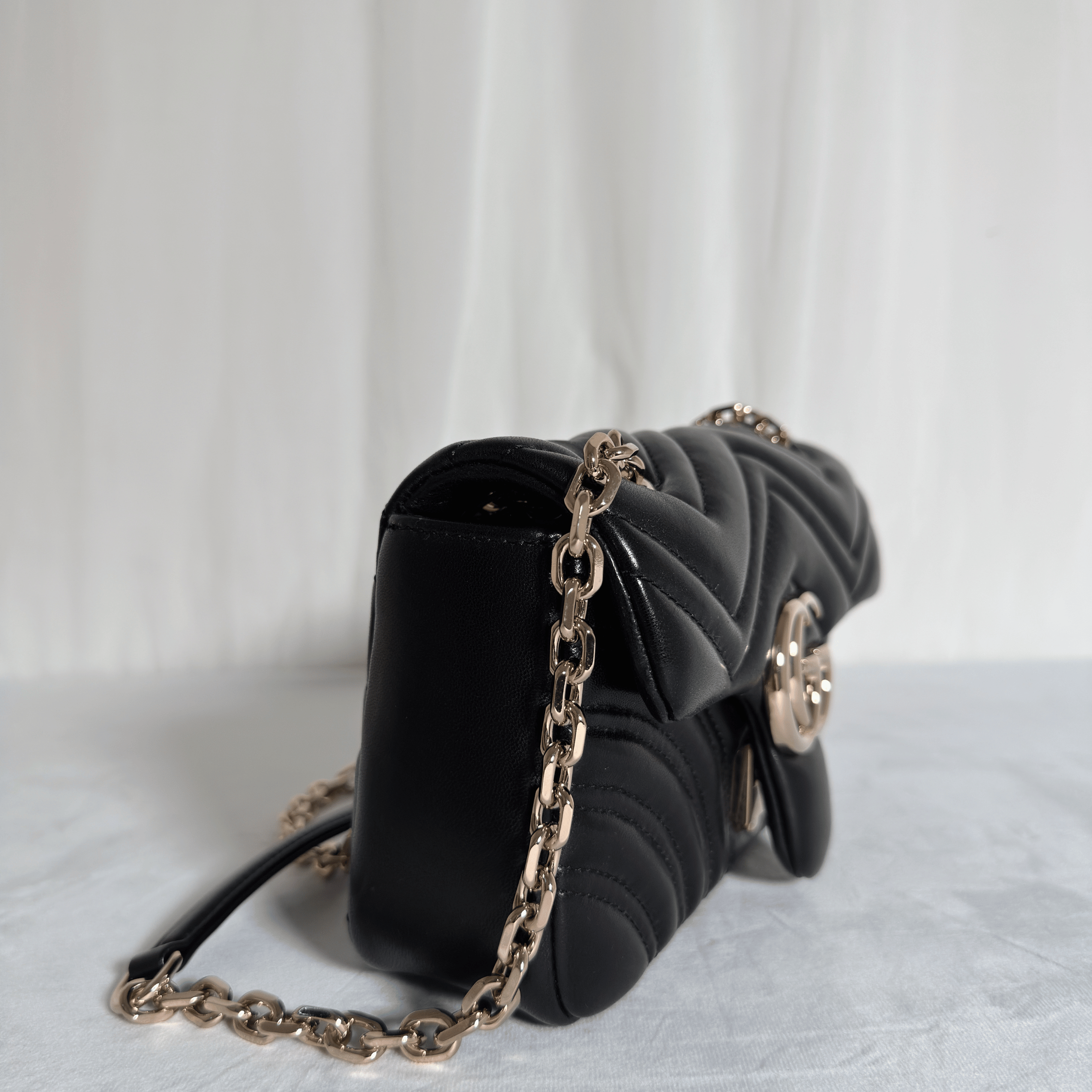 GUCCI - SAC GG MARMONT SMALL - CUIR MATELASSE CHEVRON NOIR - QUINCAILLERIE DOREE
