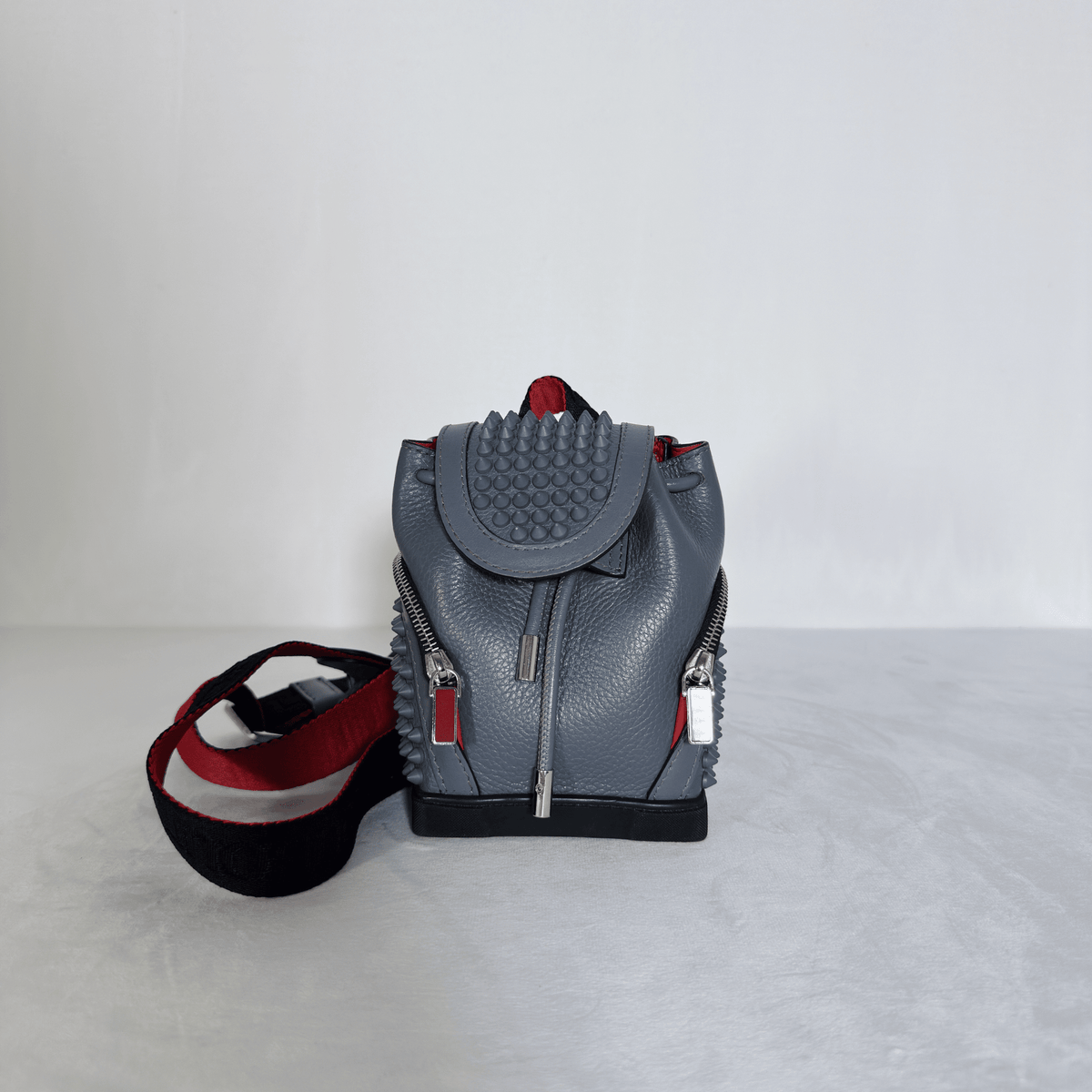 CHRISTIAN LOUBOUTIN - MINI SAC À DOS EXPLORAFUNK - CUIR GRAINE GRIS ET SPIKES - La Belle Boutique