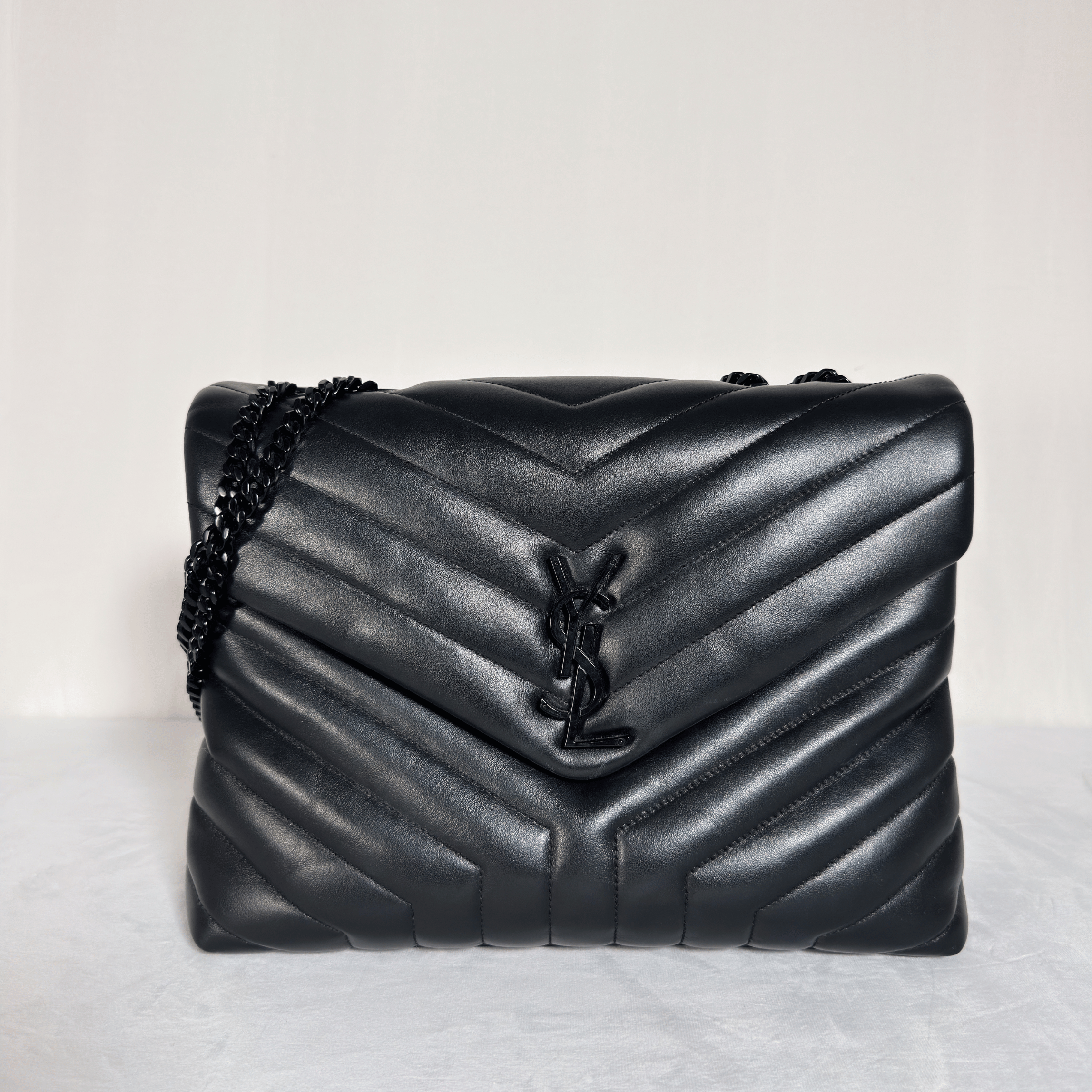 SAINT LAURENT - SAC LOULOU MOYEN - CUIR D'AGNEAU MATELASSÉ NOIR - BIJOUTERIE NOIRE