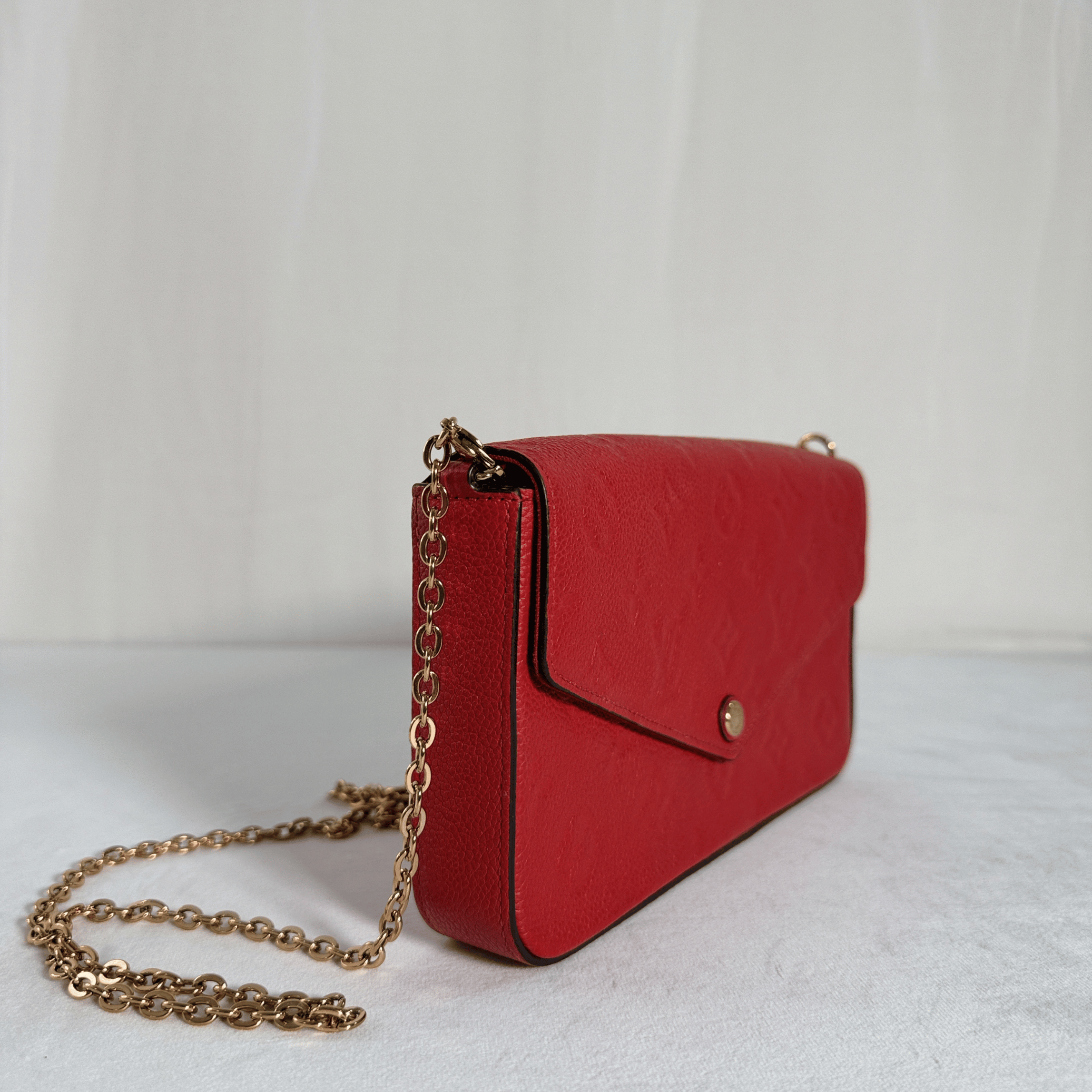 POCHETTE LOUIS VUITTON FELICIE –  CUIR EMPREINTE ROUGE