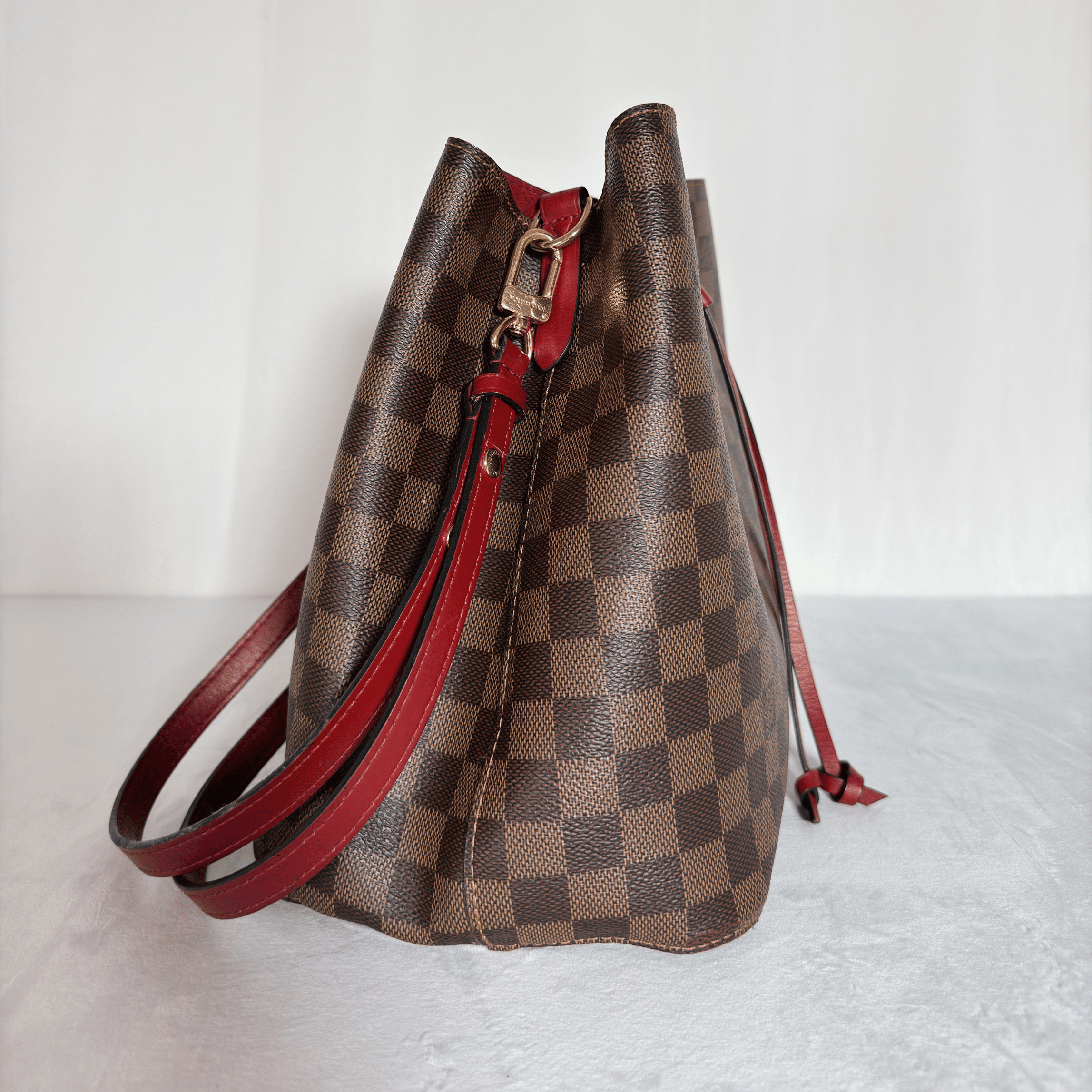 LOUIS VUITTON - NEO NOE MM - TOILE DAMIER EBENE - GARNITURE ROUGE