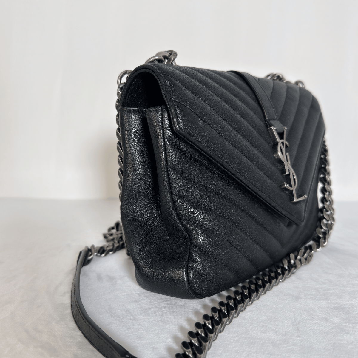 SAINT LAURENT - SAC COLLEGE MEDIUM - CUIR MATELASSE NOIR EFFET VIEILLI - QUINCAILLERIE ARGENT VIEILLI