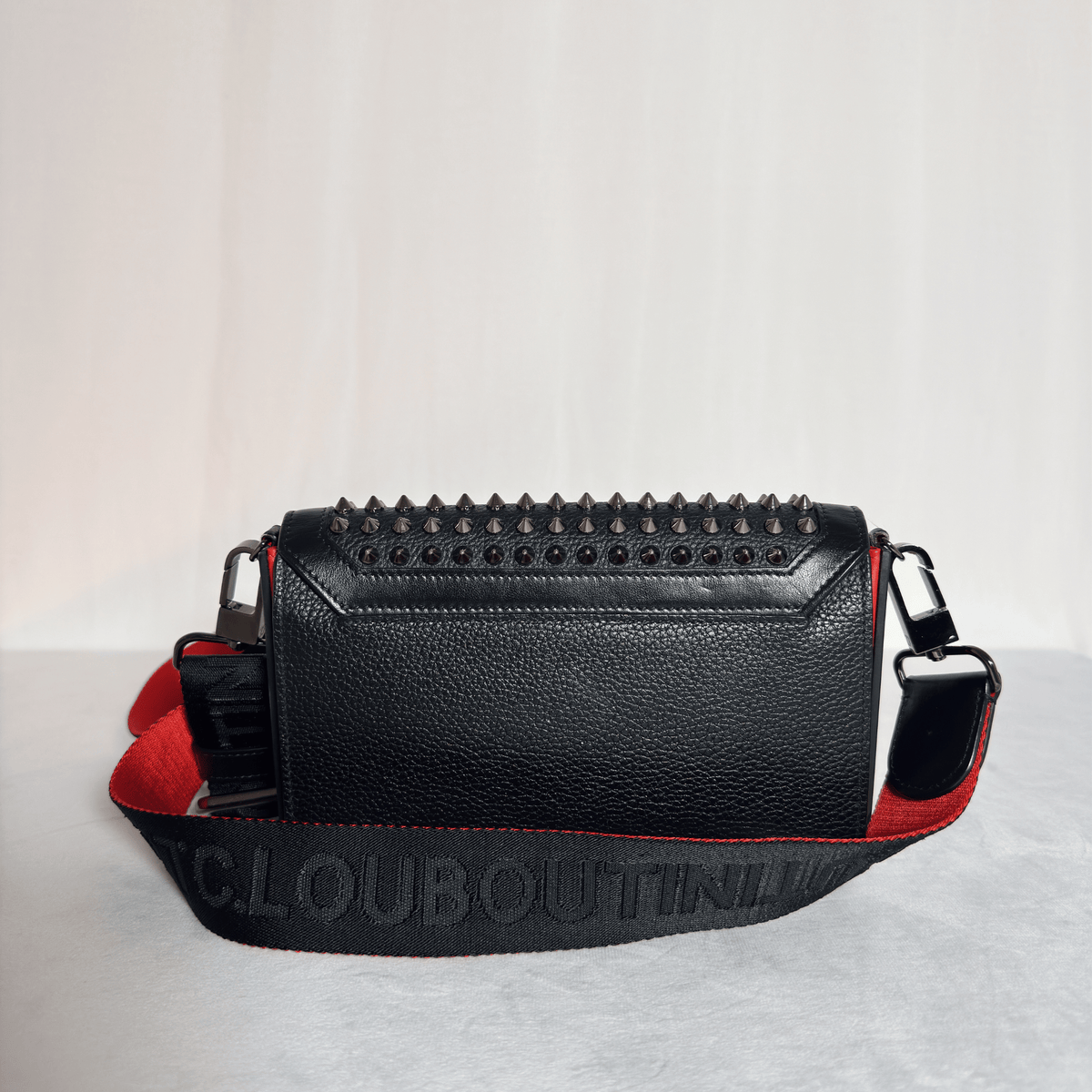 CHRISTIAN LOUBOUTIN - WALLET ON CHAIN EXPLORAFUNK - CUIR GRAINÉ NOIR ET SPIKES
