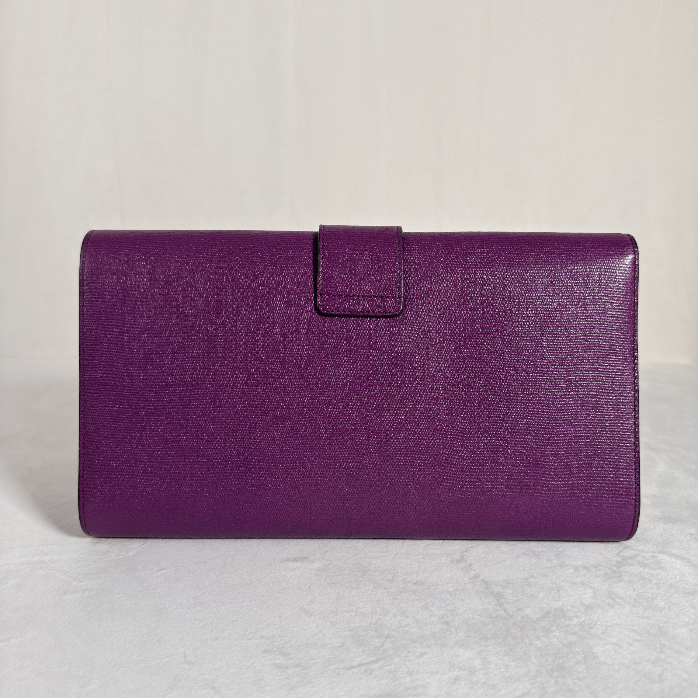 POCHETTE CLUTCH YVES SAINT LAURENT CHYC LIGNE Y - CUIR TEXTURE VIOLET - La Belle Boutique