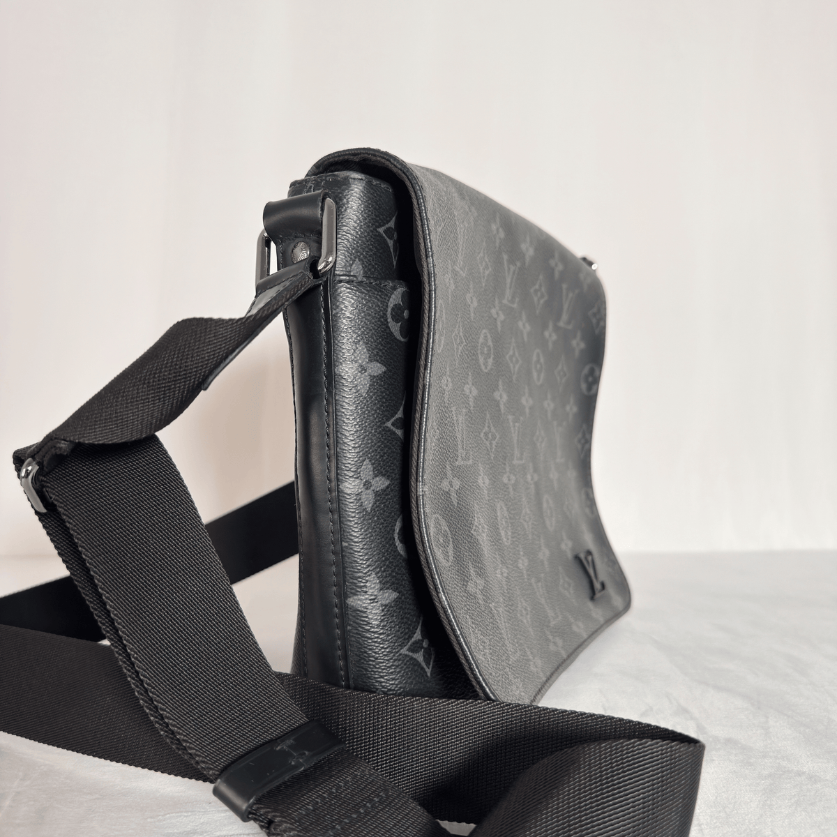 LOUIS VUITTON - DISTRICT PM - TOILE MONOGRAM ECLIPSE