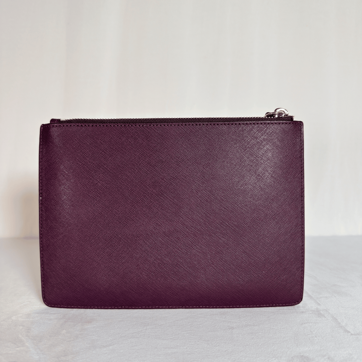 MICHAEL KORS - POCHETTE JET SET TRAVEL - CUIR SAFFIANO AJOURE VIOLET PRUNE