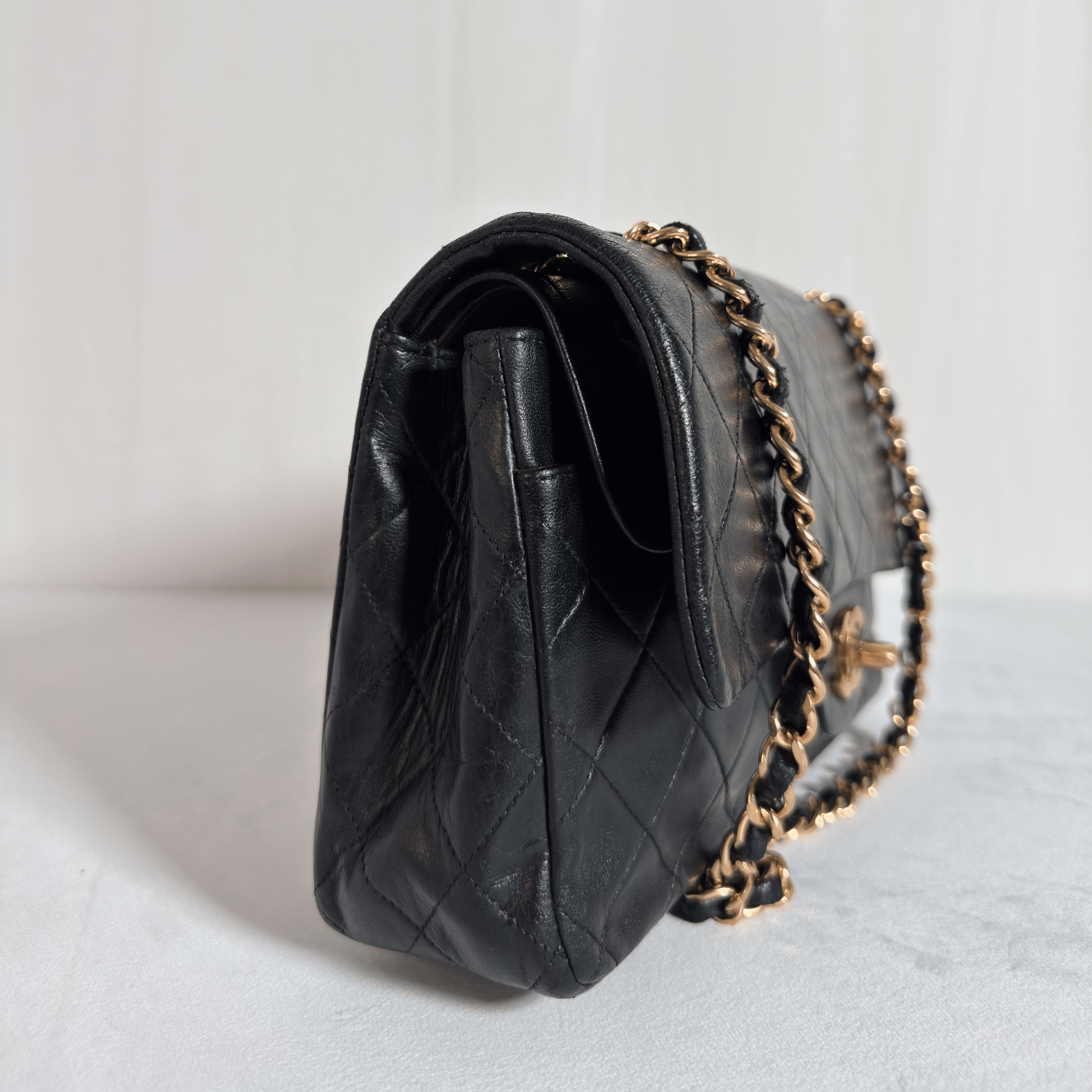 SAC BANDOULIERE CHANEL CLASSIQUE FLAP 25 - CUIR AGNEAU MATELASSE NOIR VINTAGE