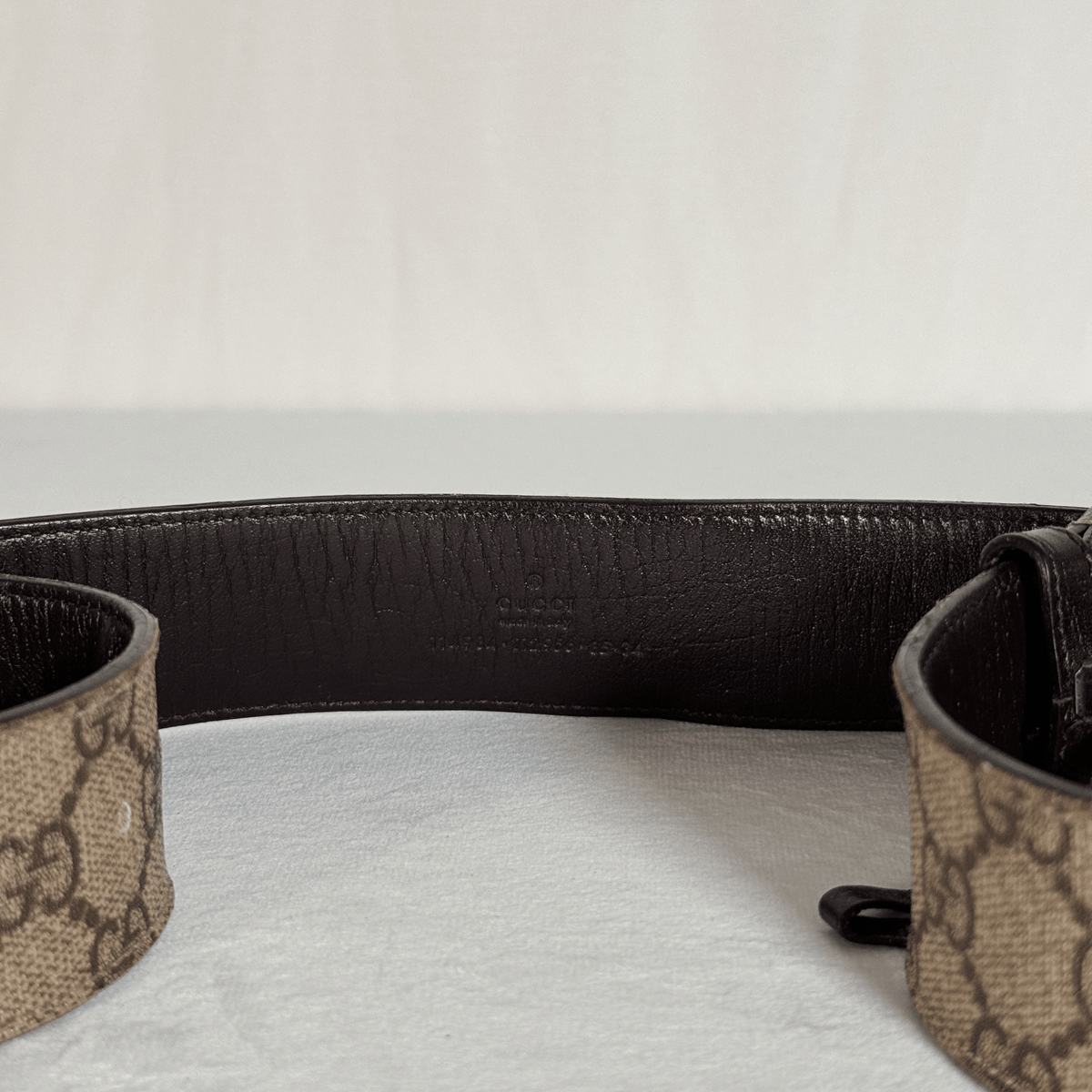 GUCCI - CEINTURE  BOUCLE G ENTRELACES - TOILE GG SUPREME BEIGE ET EBENE - CUIR MARRON - TAILLE 85