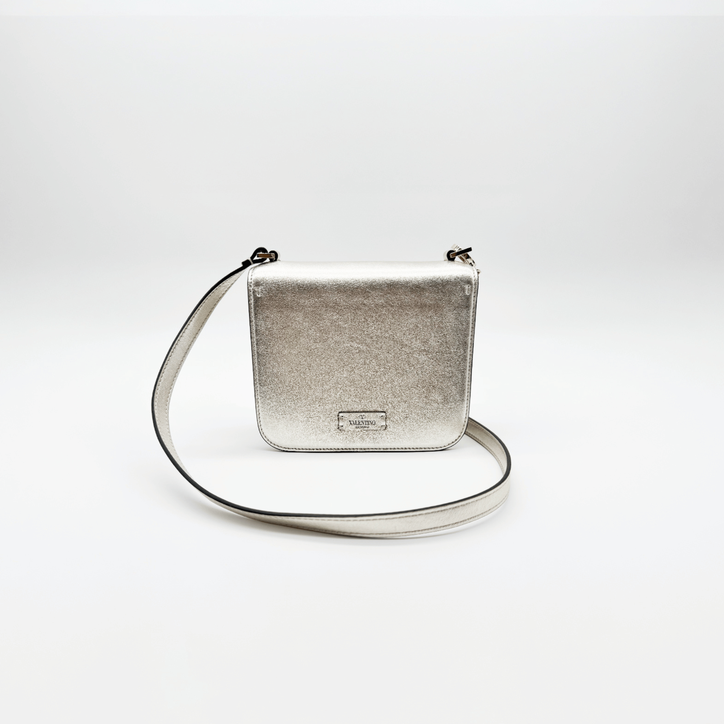 SAC VALENTINO GARAVANI VSLING SMALL EN CUIR GRAINÉ MÉTALLISÉ ARGENTÉ