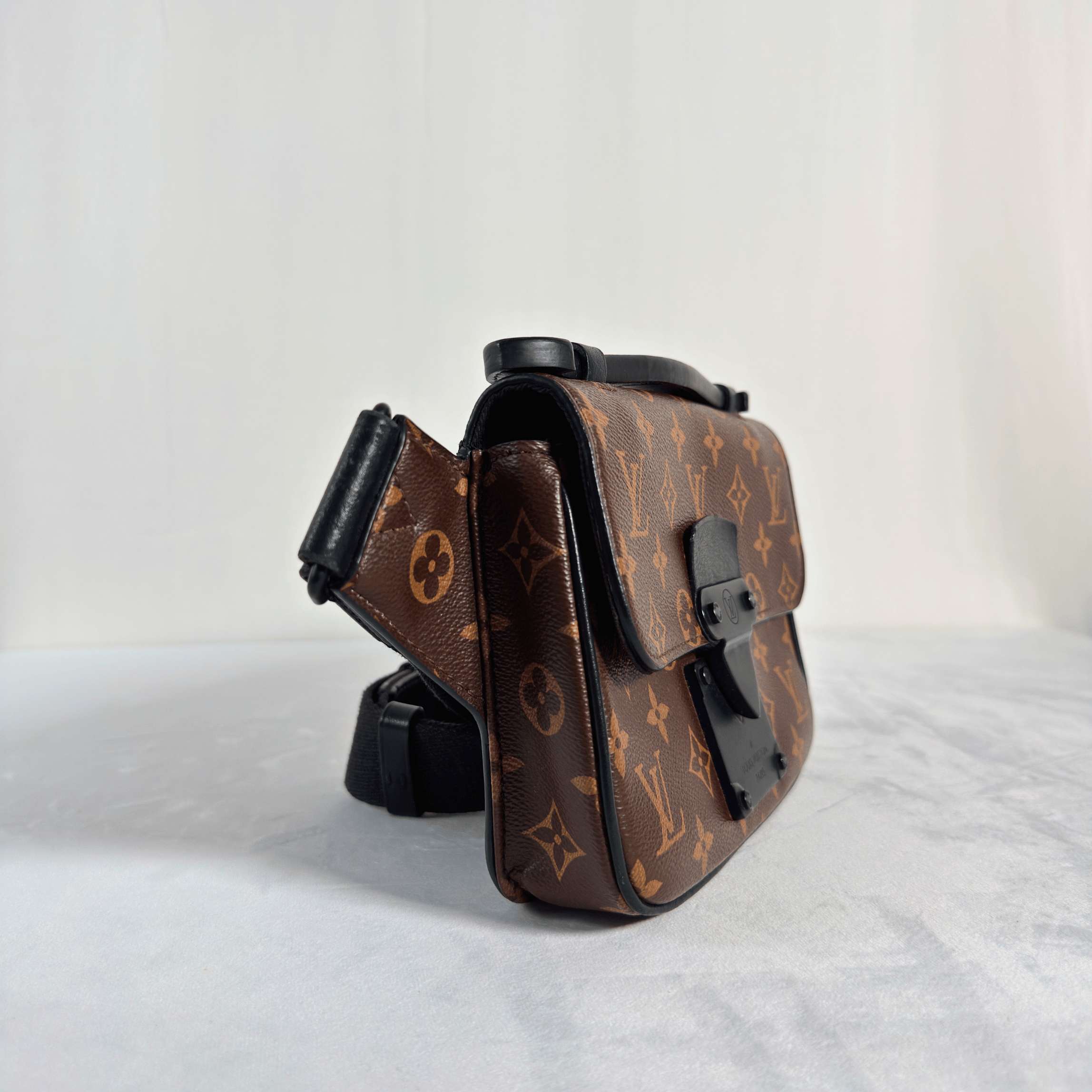 LOUIS VUITTON - S LOCK MESSENGER - TOILE MONOGRAM MACASSAR