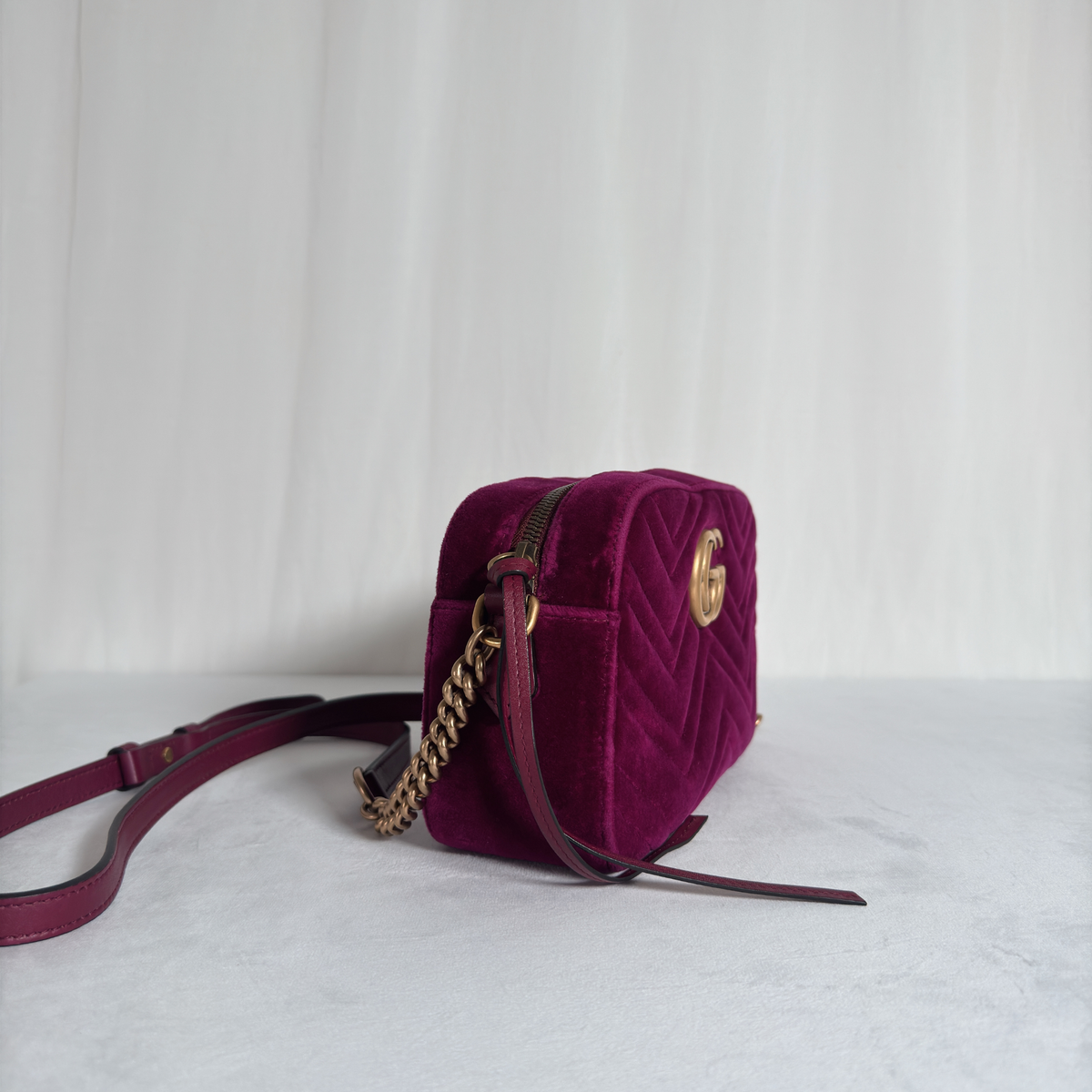 GUCCI - GG MARMONT CAMERA SMALL - VELOURS MATELASSÉ FUCHSIA