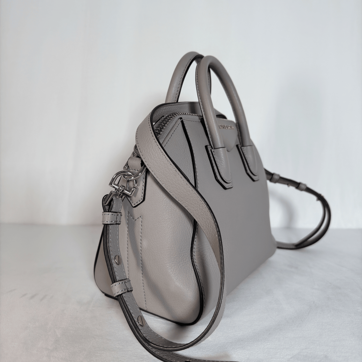 GIVENCHY - ANTIGONA MINI - CUIR GRAINE GRIS PERLE - BANDOULIERE AMOVIBLE