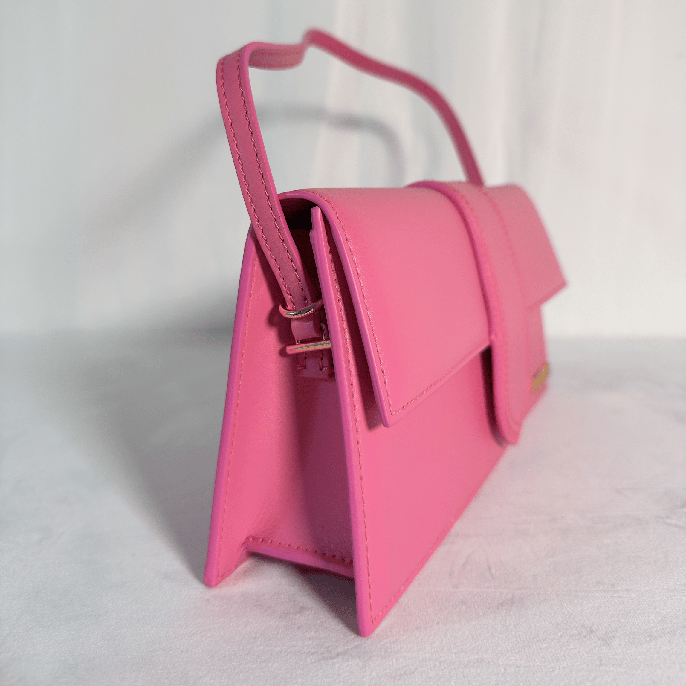 JACQUEMUS - SAC LE BAMBINO LONG - CUIR LISSE ROSE FUCHSIA
