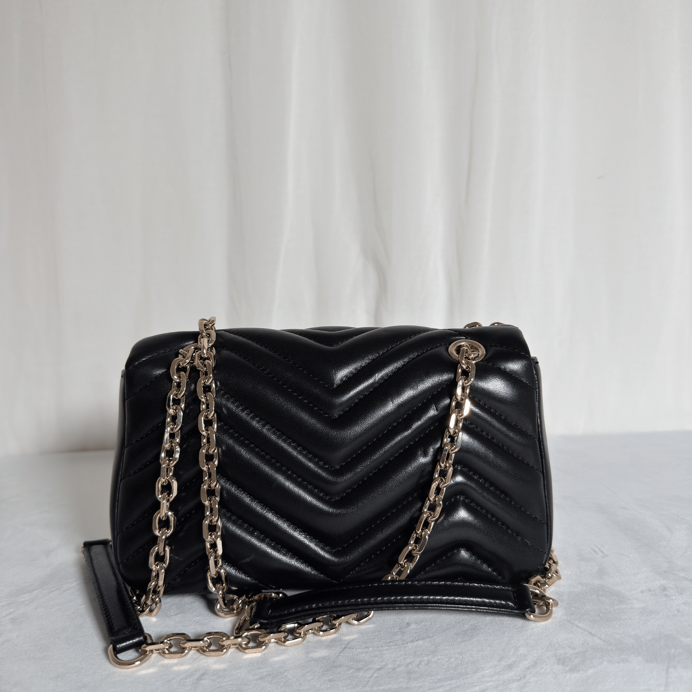 GUCCI - SAC GG MARMONT SMALL - CUIR MATELASSE CHEVRON NOIR - QUINCAILLERIE DOREE