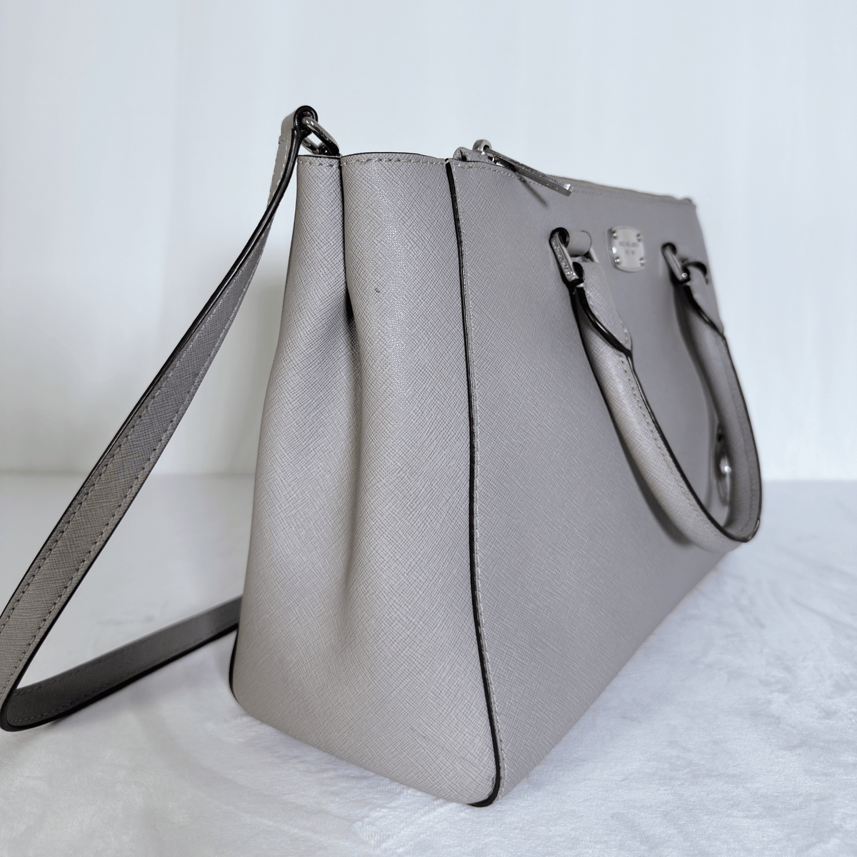 MICHAEL KORS -KELLEN MEDIUM - CUIR SAFFIANO GRIS PERLE - BANDOULIERE AMOVIBLE