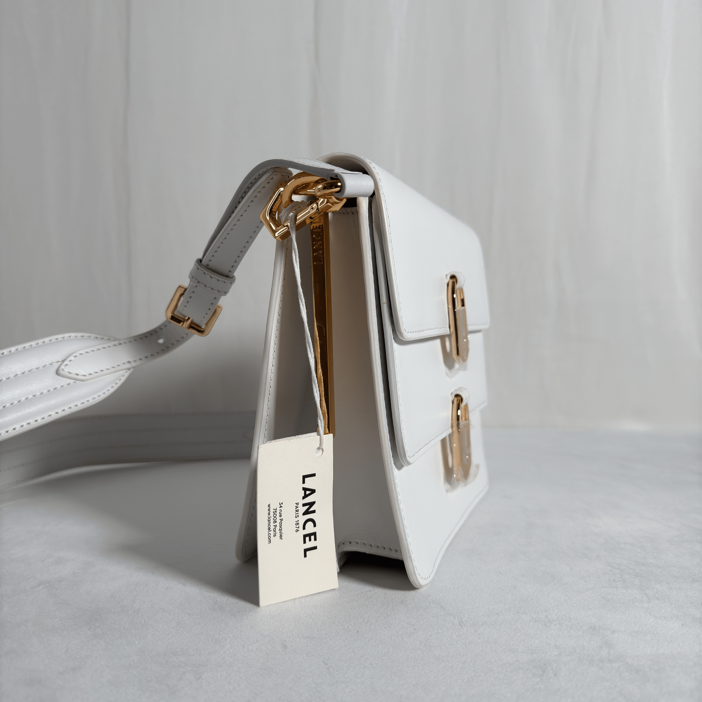 SAC BANDOULIERE LANCEL L'IDYLLE - CUIR LISSE BLANC / DOUBLE CADENAS DORE A12367 - La Belle Boutique