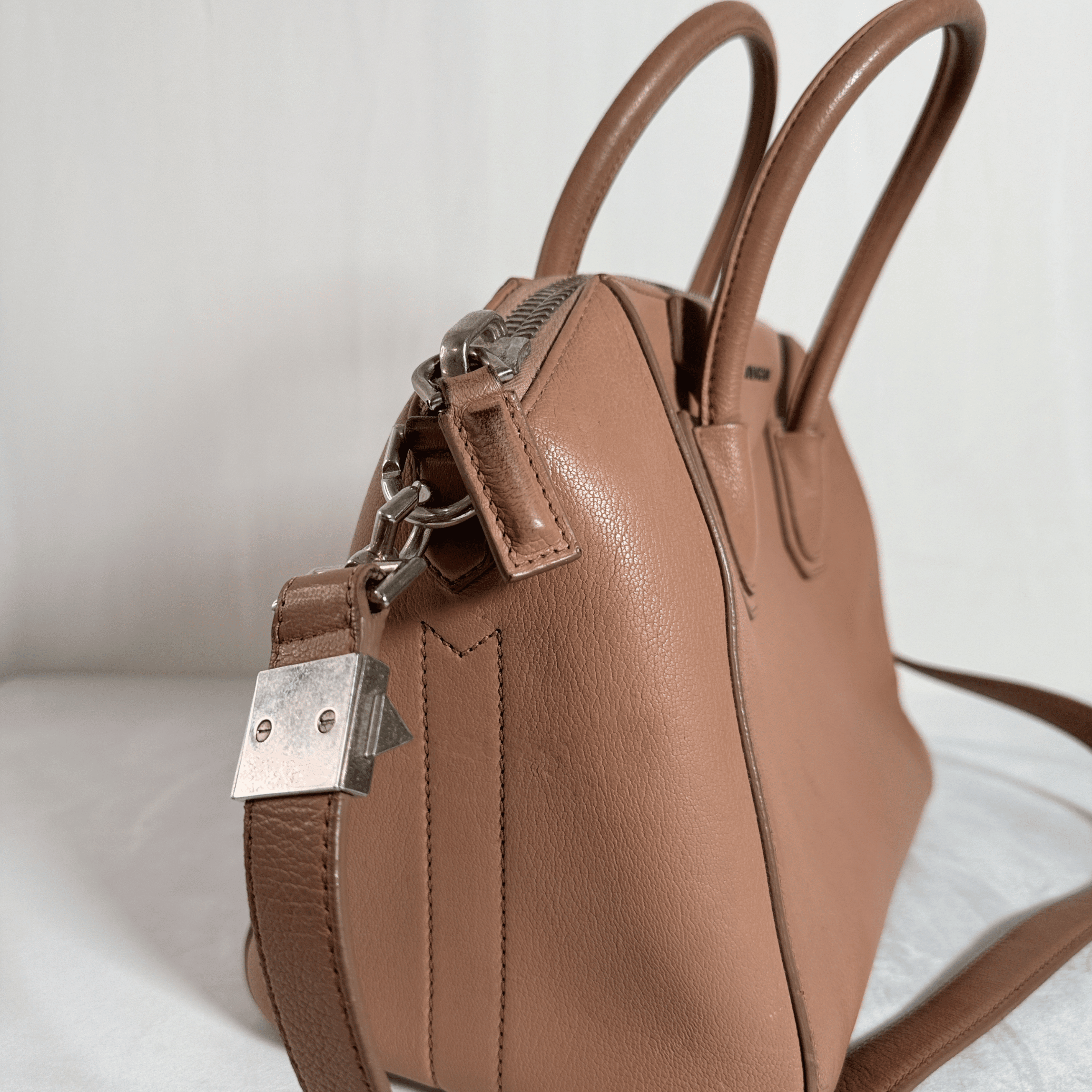 SAC GIVENCHY ANTIGONA MINI - CUIR GRAINE BEIGE/NUDE - La Belle Boutique