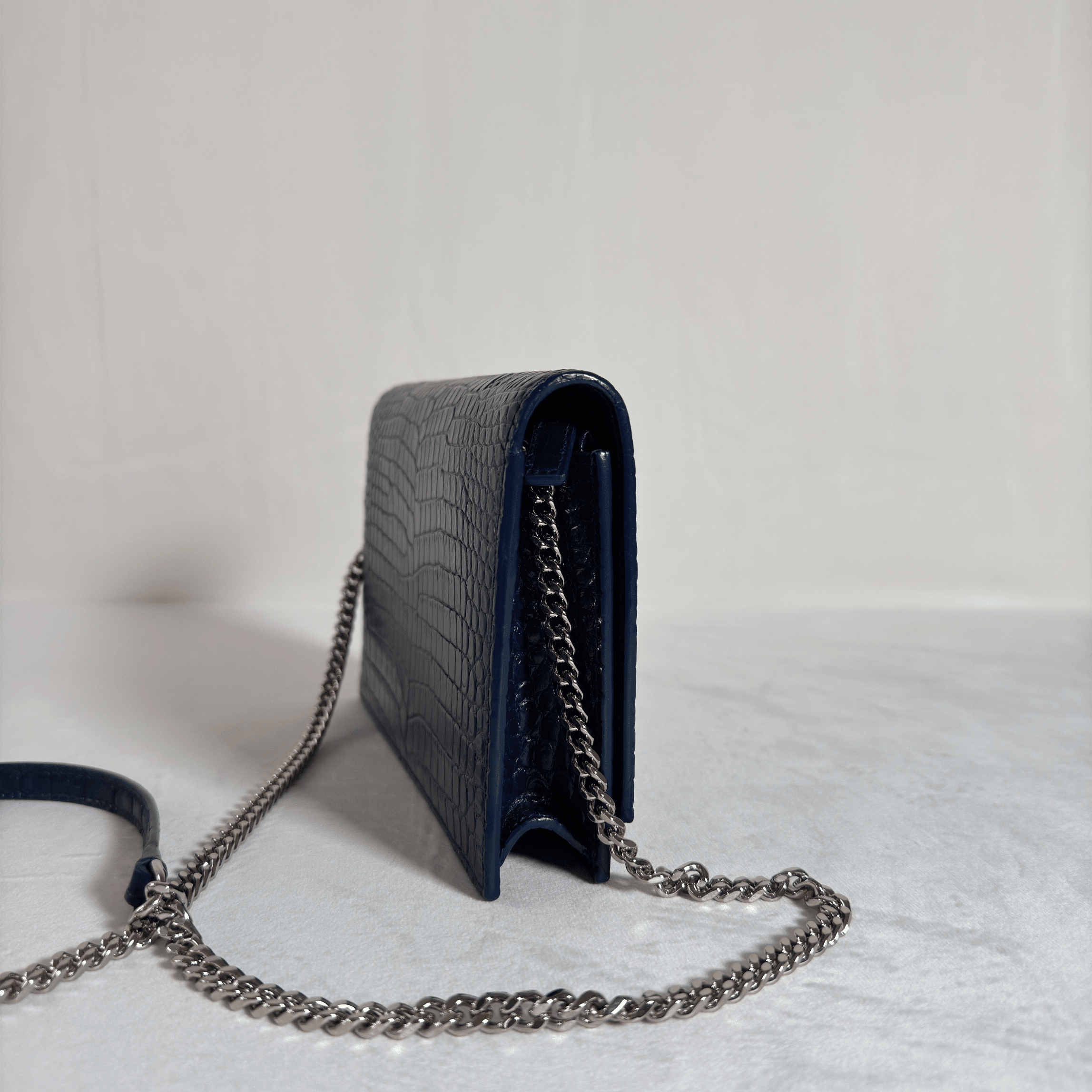 SAC SAINT LAURENT KATE TASSEL - CUIR EMBOSSE CROCDILE BLEU NUIT - La Belle Boutique