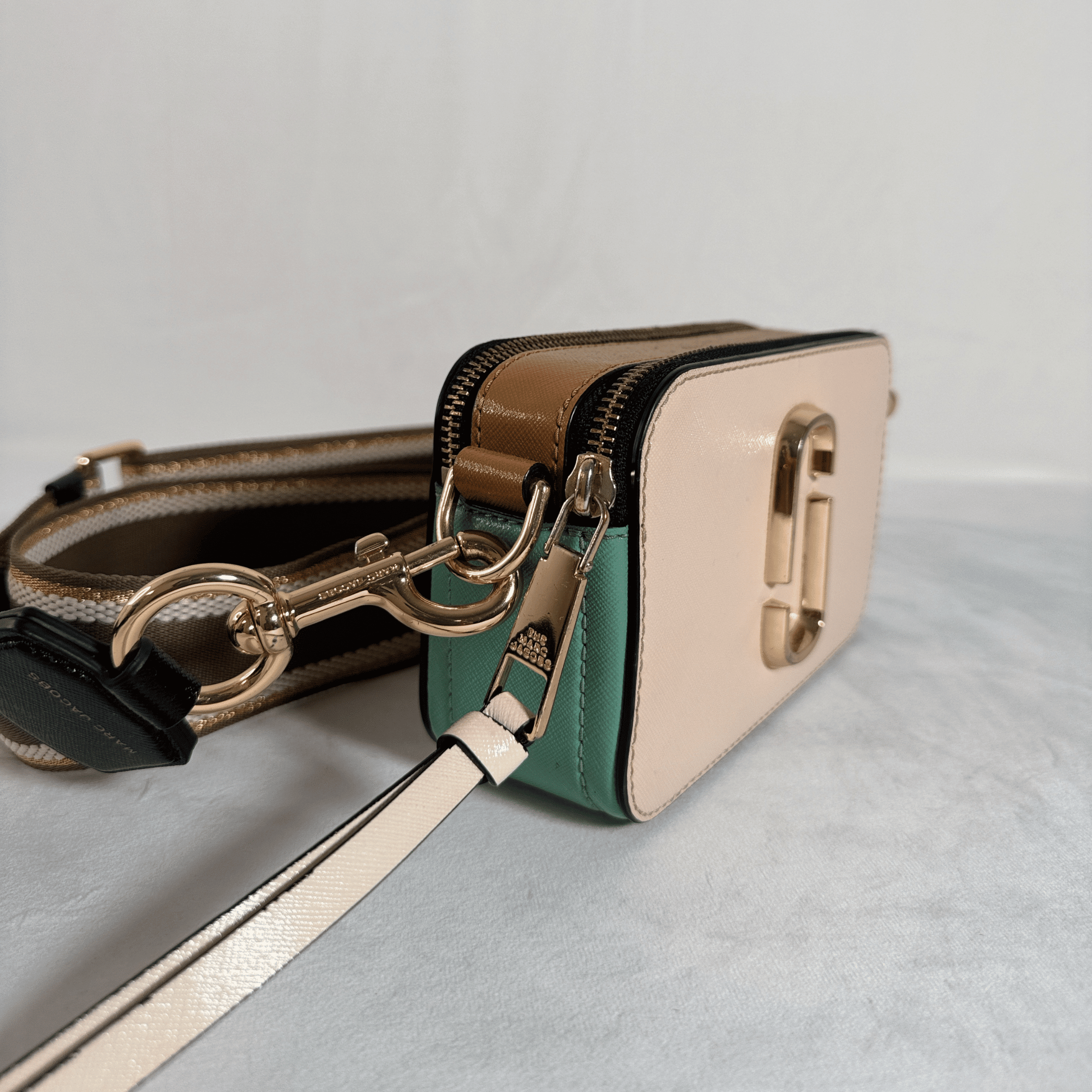 SAC MARC JACOBS THE SNAPSHOT – CUIR SAFFIANO TRICOLORE ROSE POUDRE/ VERT MENTHE / CAMEL - La Belle Boutique