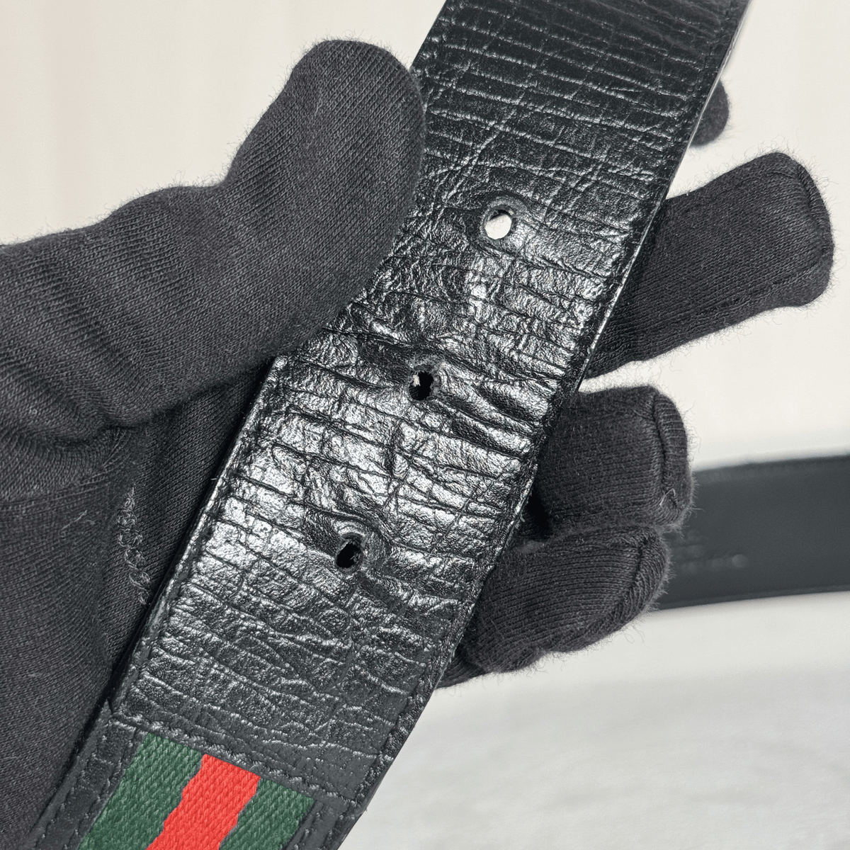 GUCCI - CEINTURE  BOUCLE G ENTRELACES - SANGLE WEB VERT ET ROUGE - CUIR NOIR - TAILLE 85