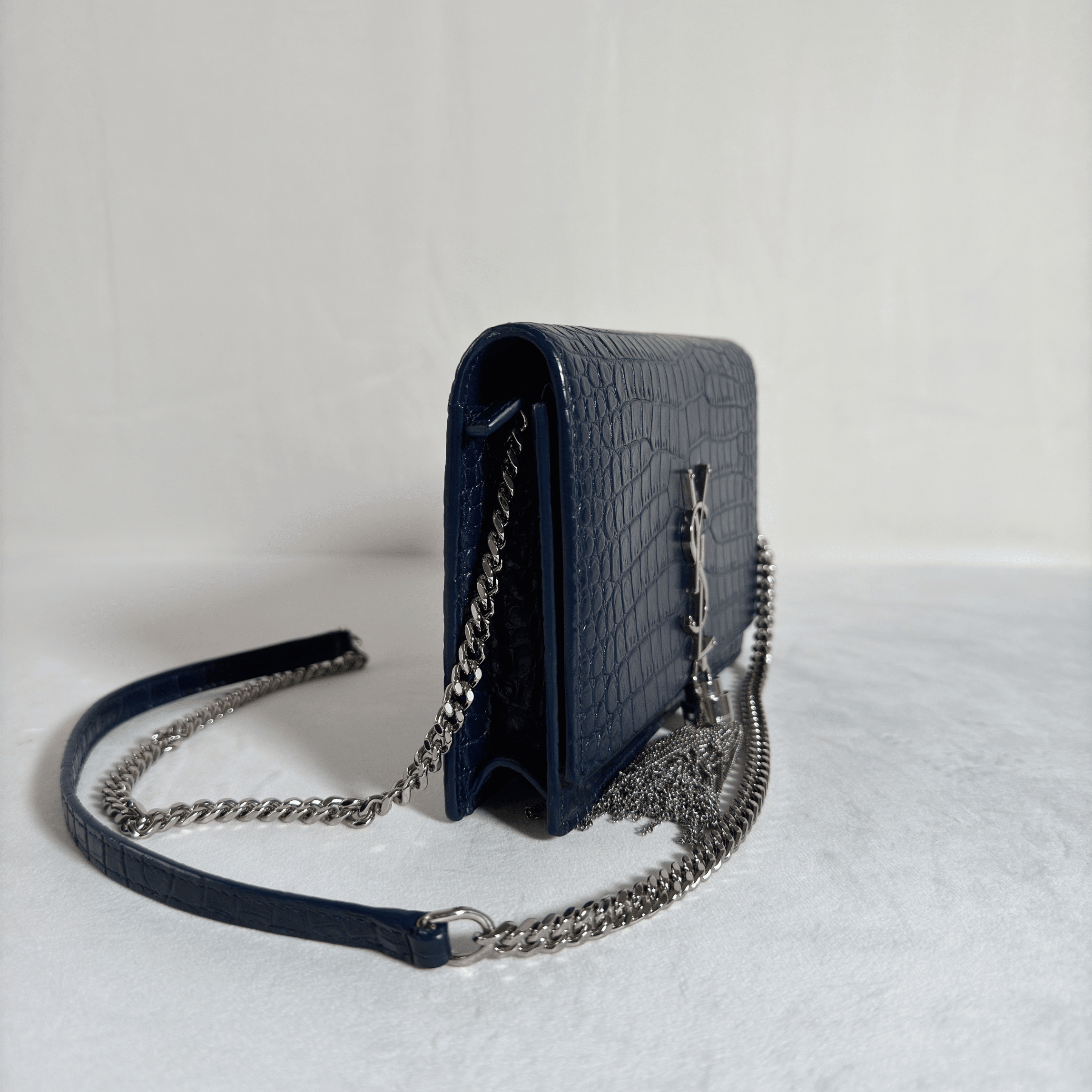 SAC SAINT LAURENT KATE TASSEL - CUIR EMBOSSE CROCDILE BLEU NUIT - La Belle Boutique